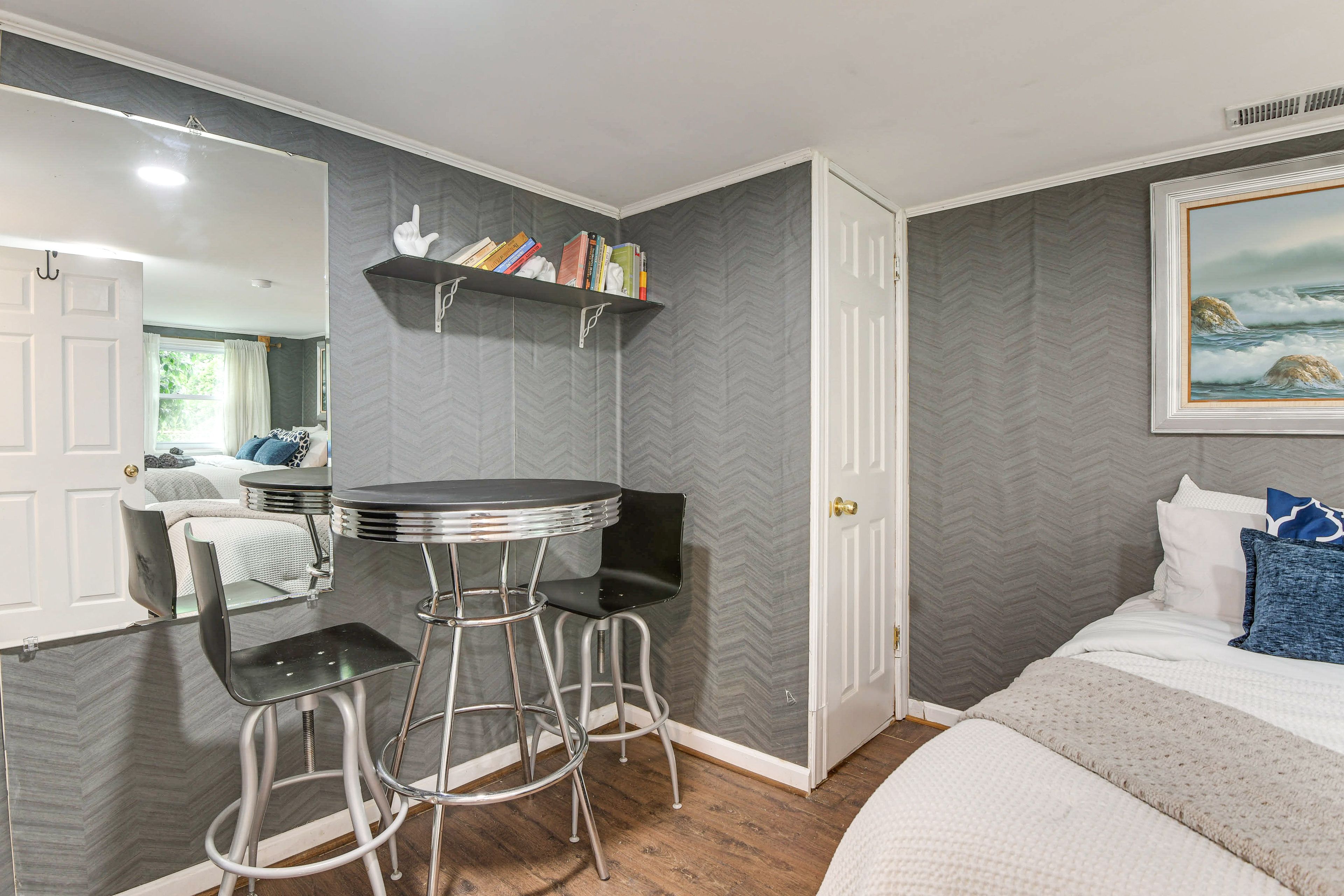 Dining Area | Dishes & Flatware Provided