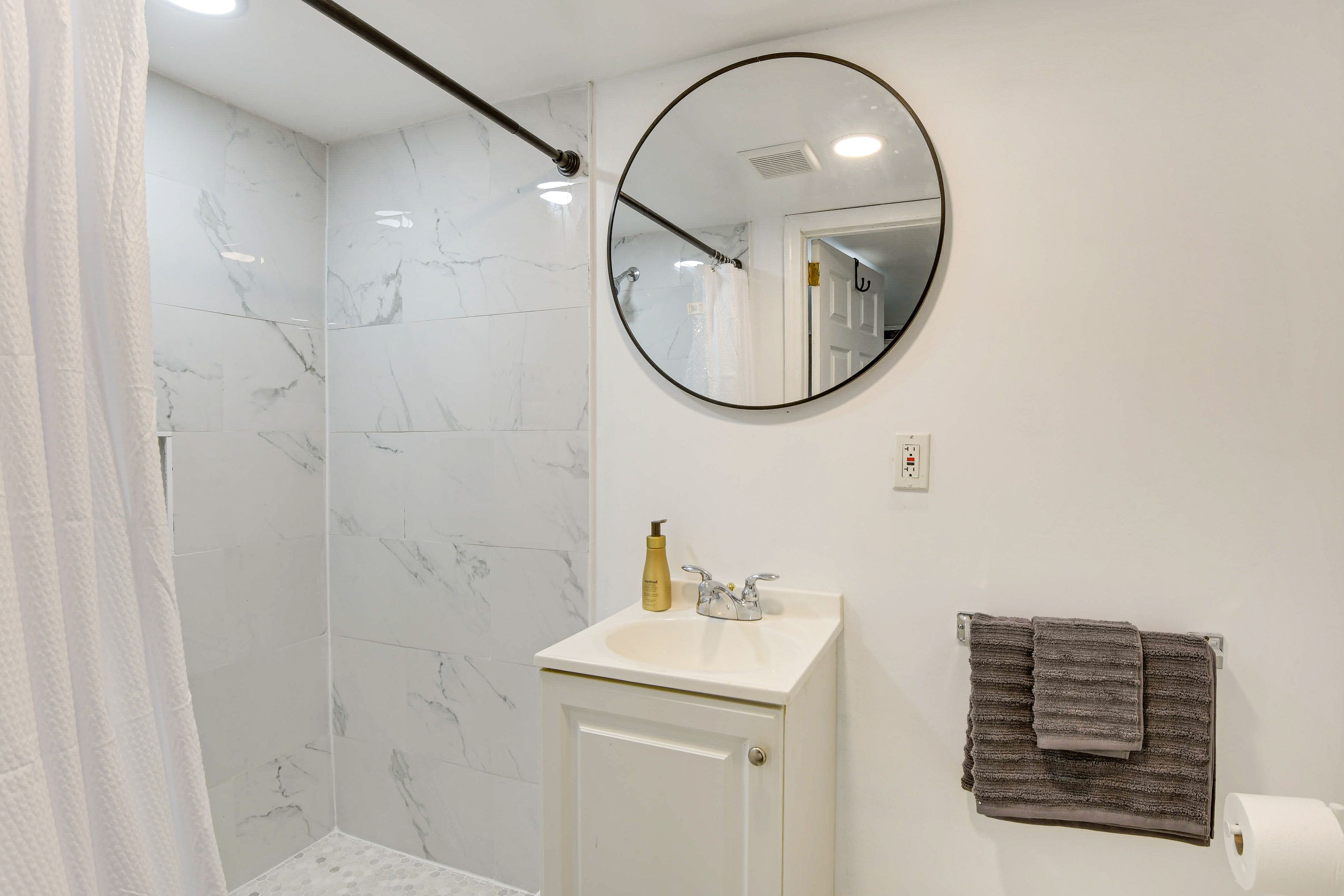 Full Bathroom | Towels Provided