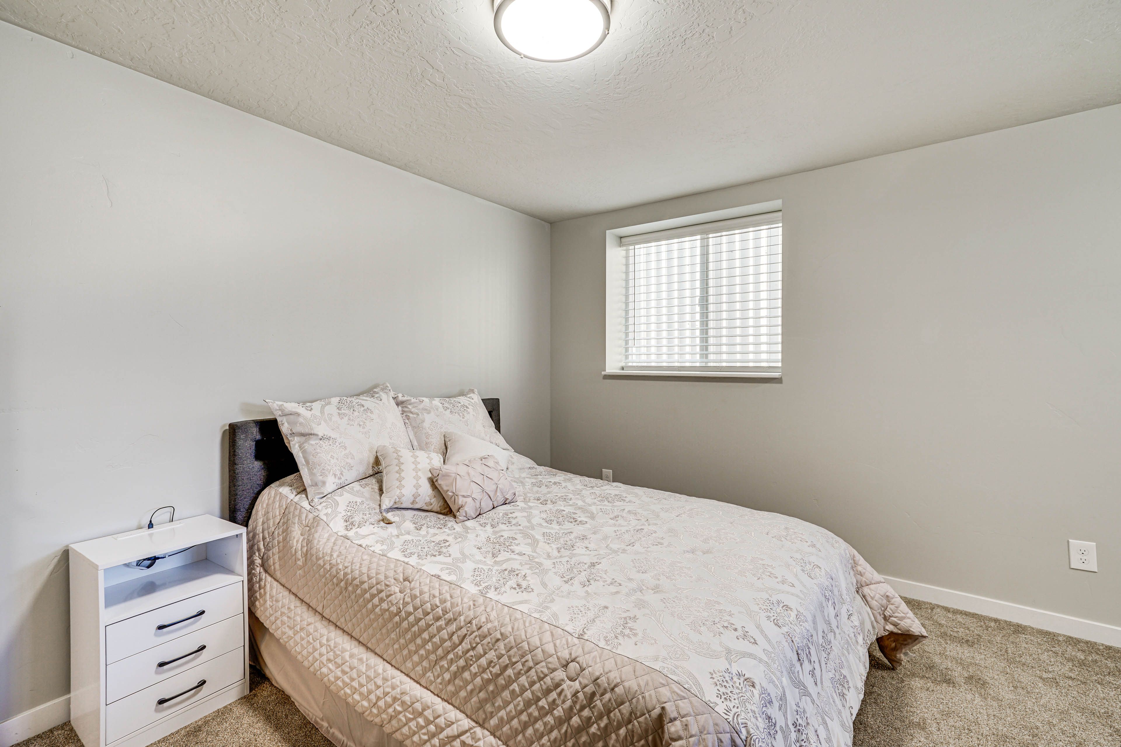 Bedroom 2 | Queen Bed
