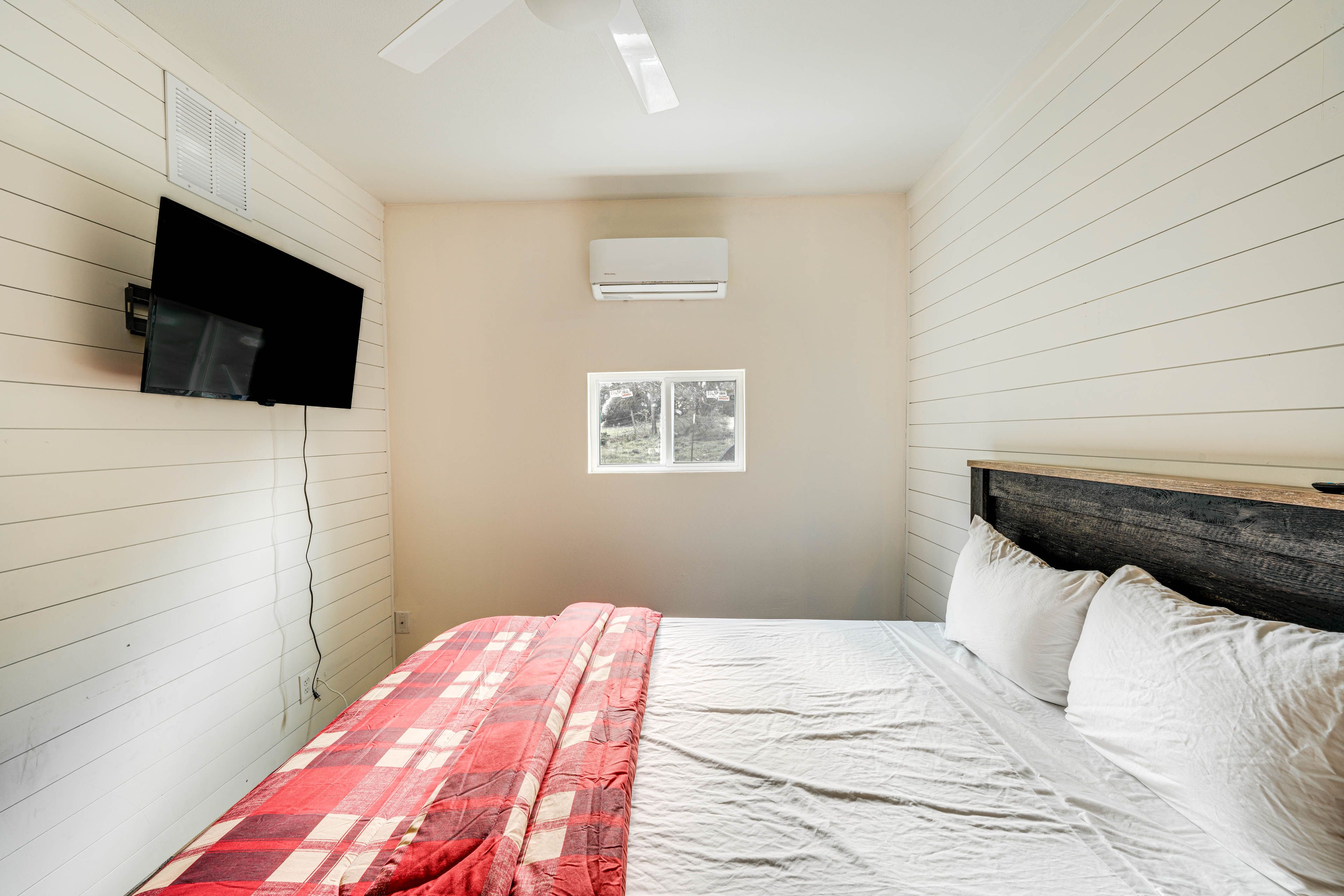 Bedroom 4 | 1st Floor | Queen Bed