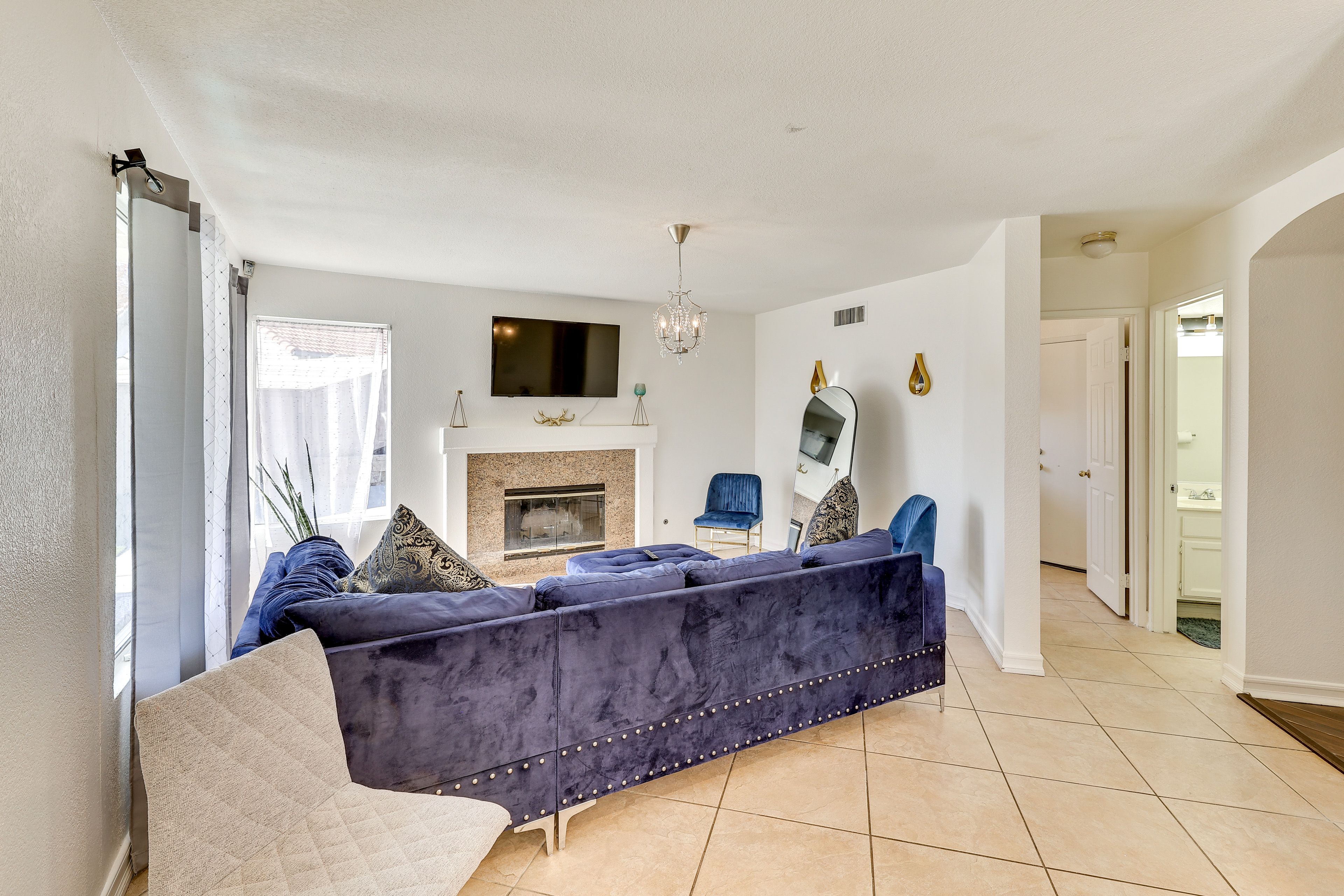 Living Room | 2 Full Sleeper Sofas | Fireplace | Smart TV | Free WiFi