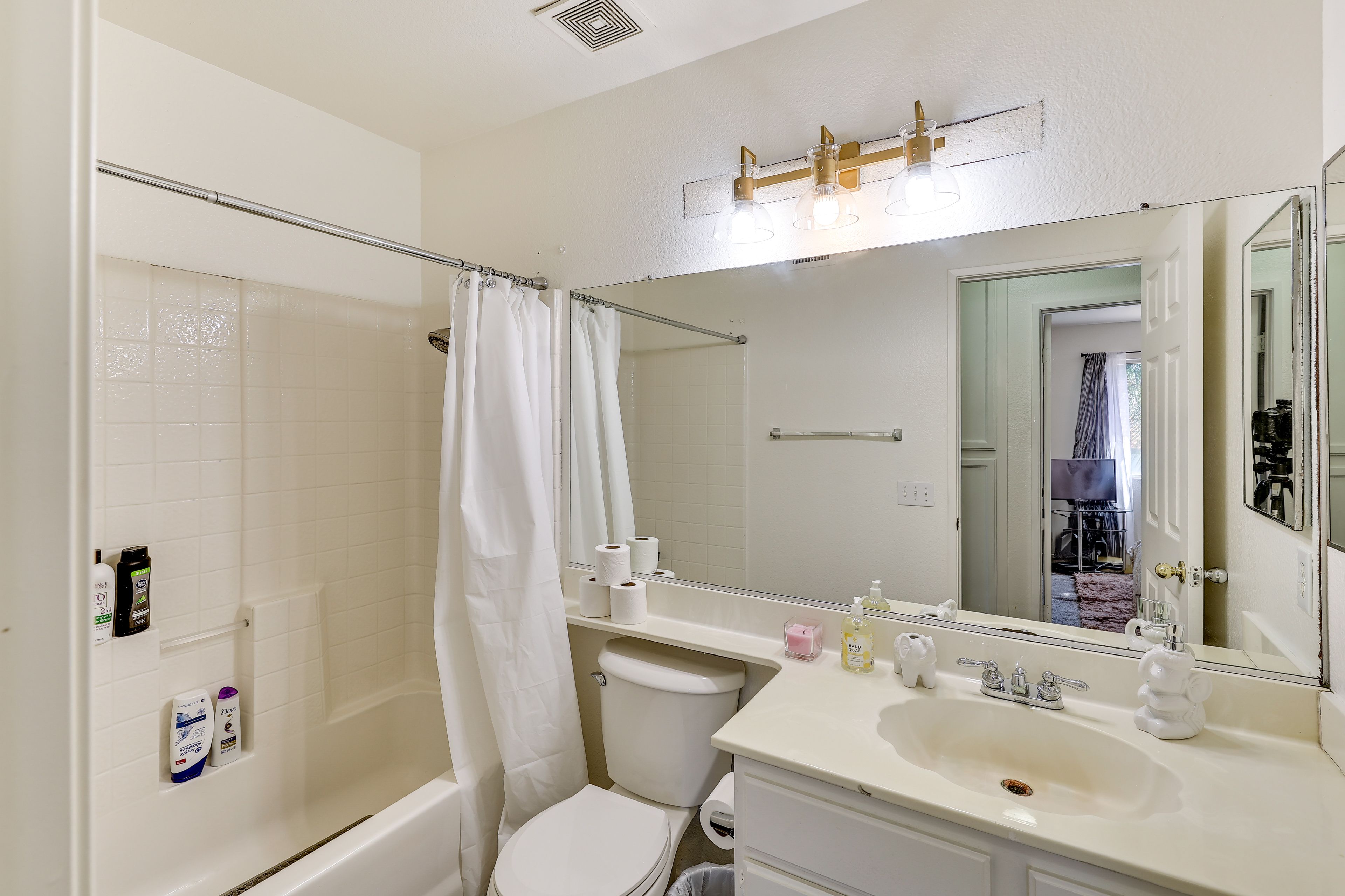 Full Bathroom | 2nd Floor | Towels Provided