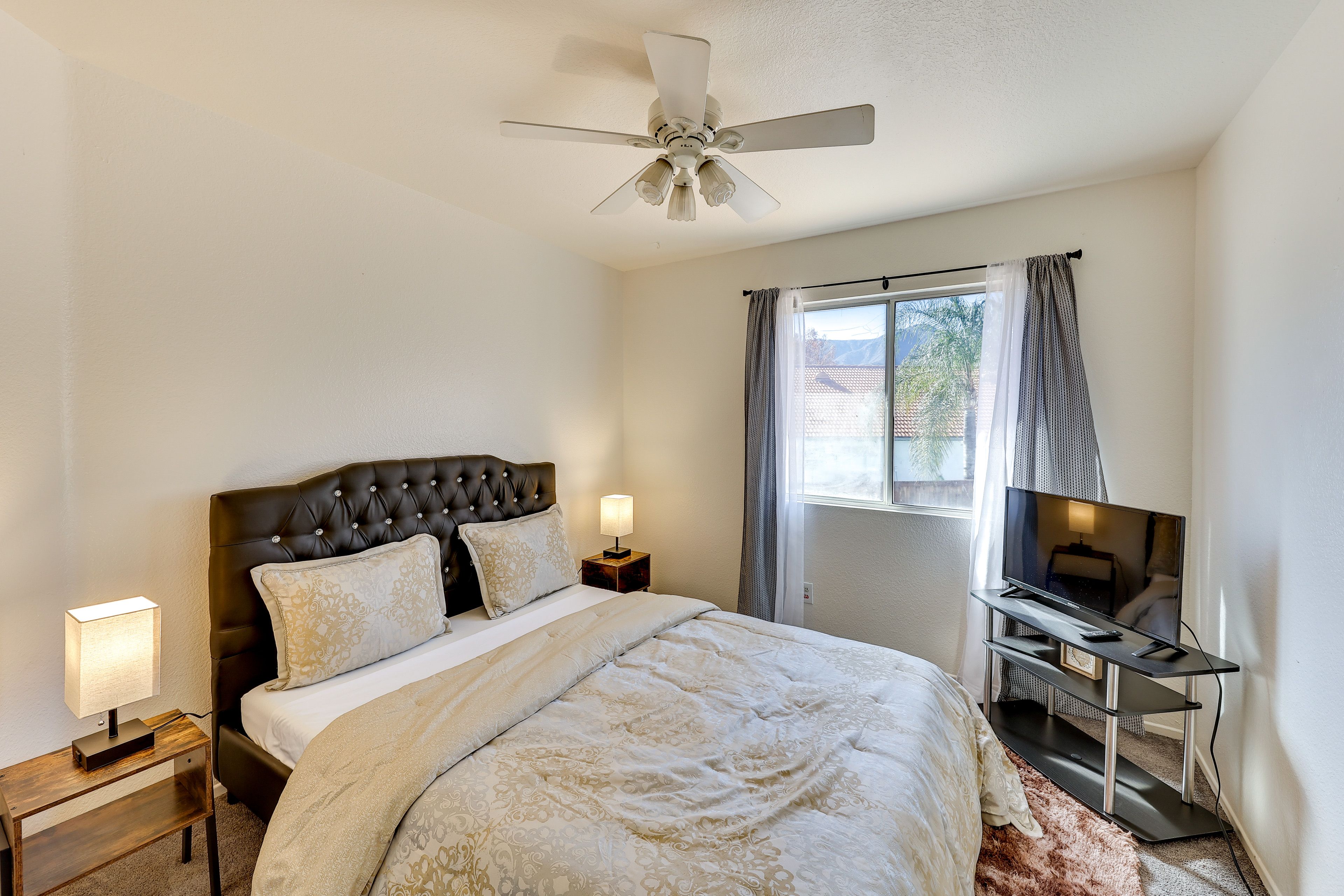 Bedroom 2 | 2nd Floor | Queen Bed | Smart TV | Linens Provided