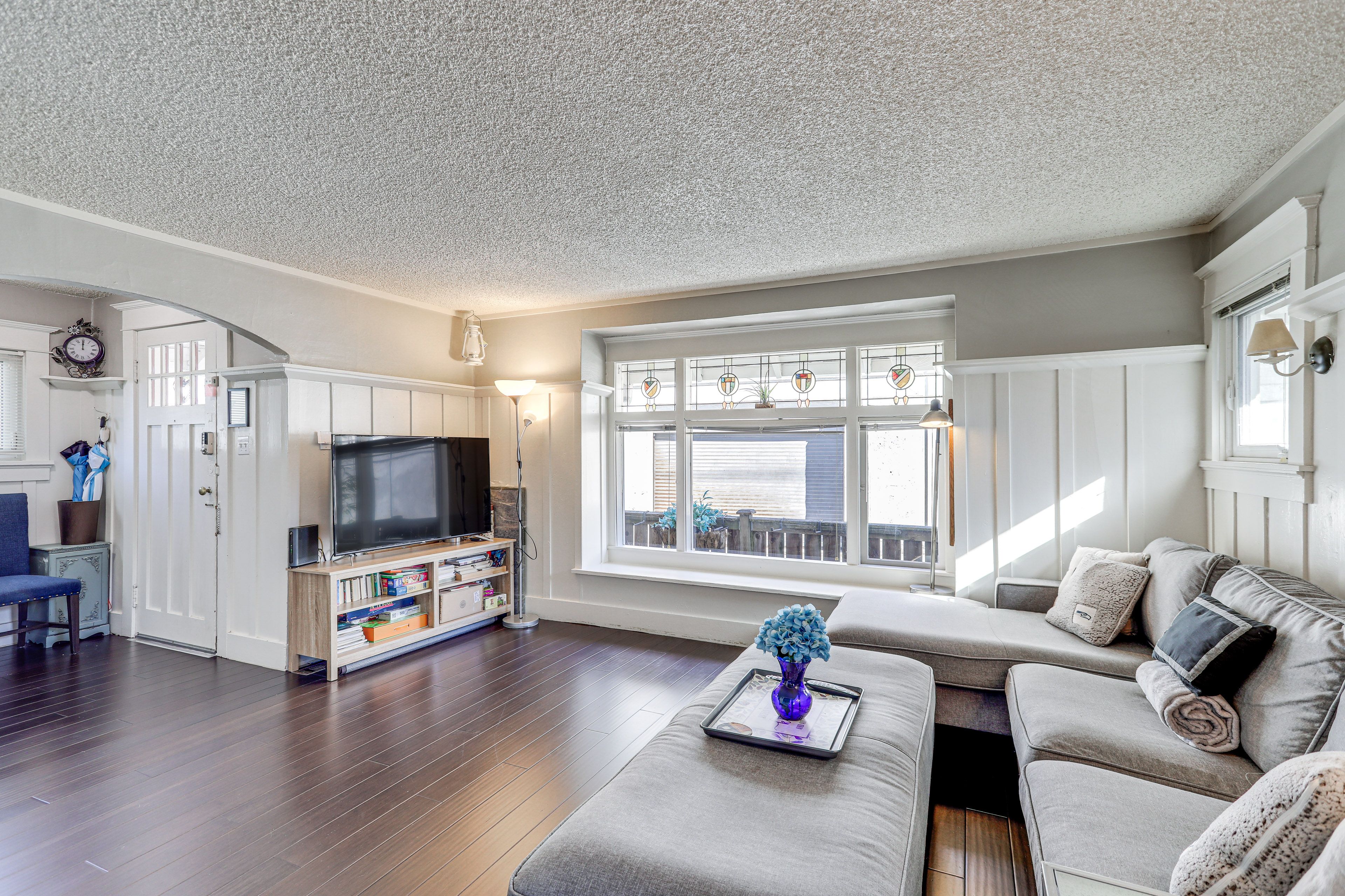 Living Room | Central Heat | Smart TV
