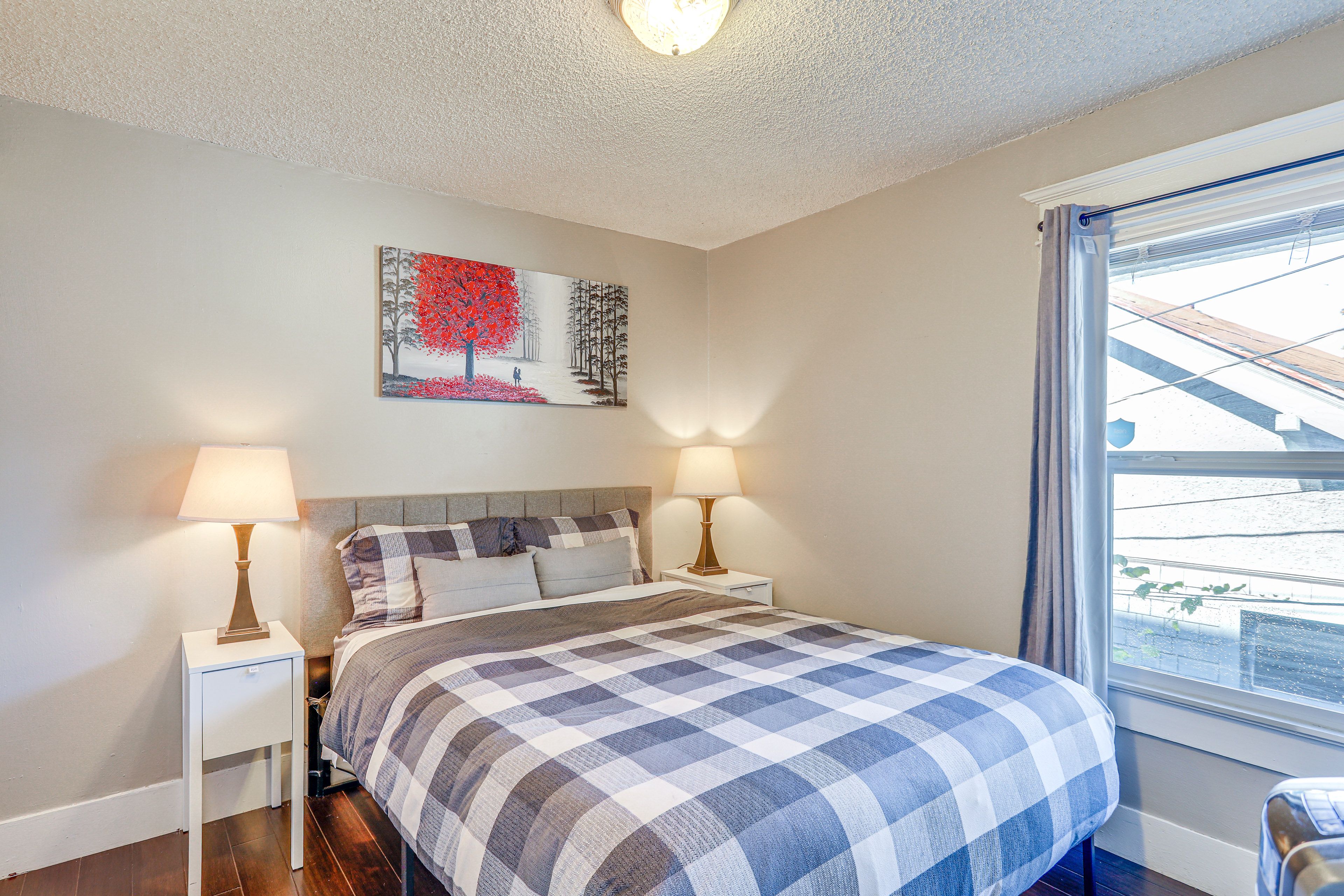 Bedroom 1 | Queen Bed