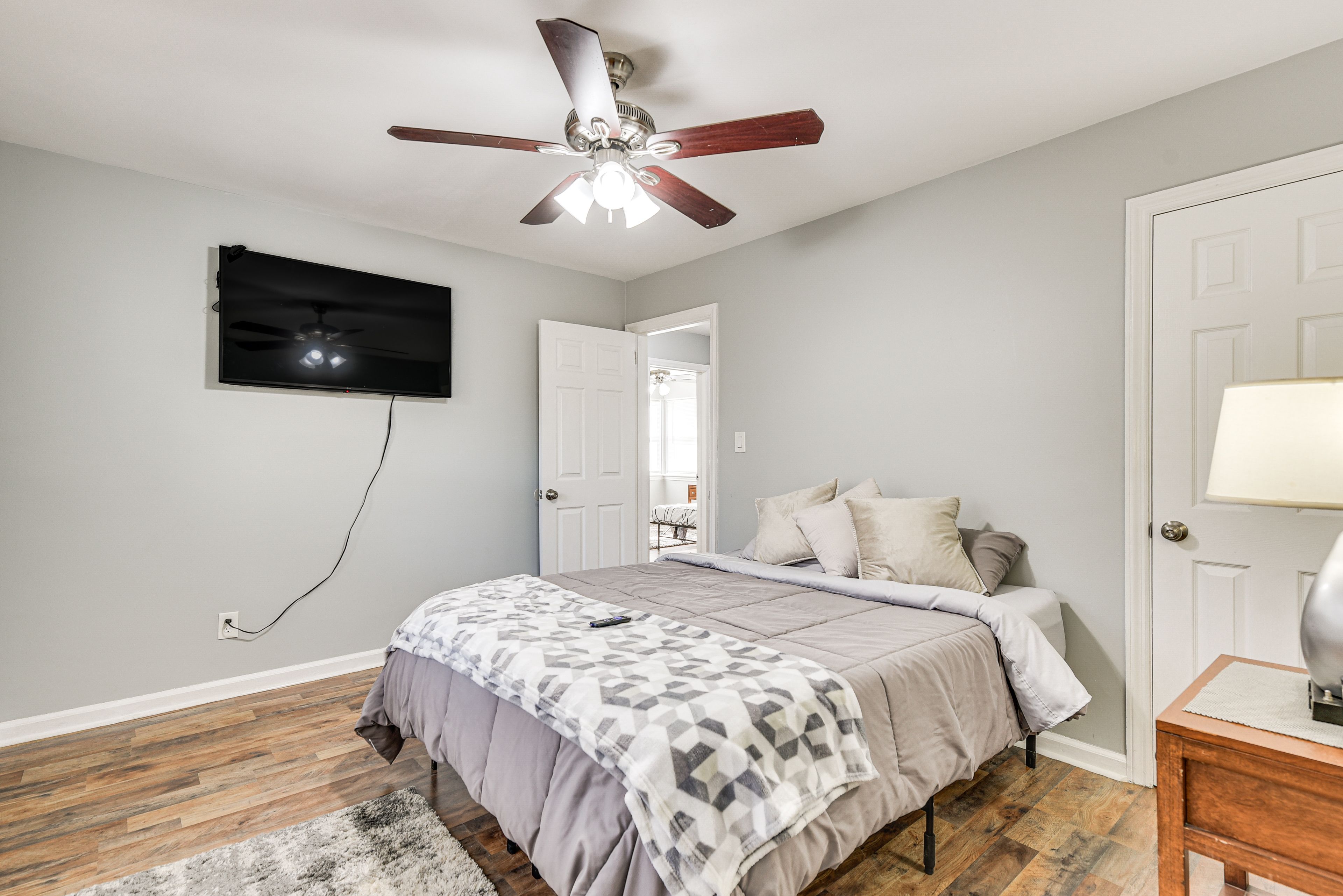 Bedroom 1 | Queen Bed