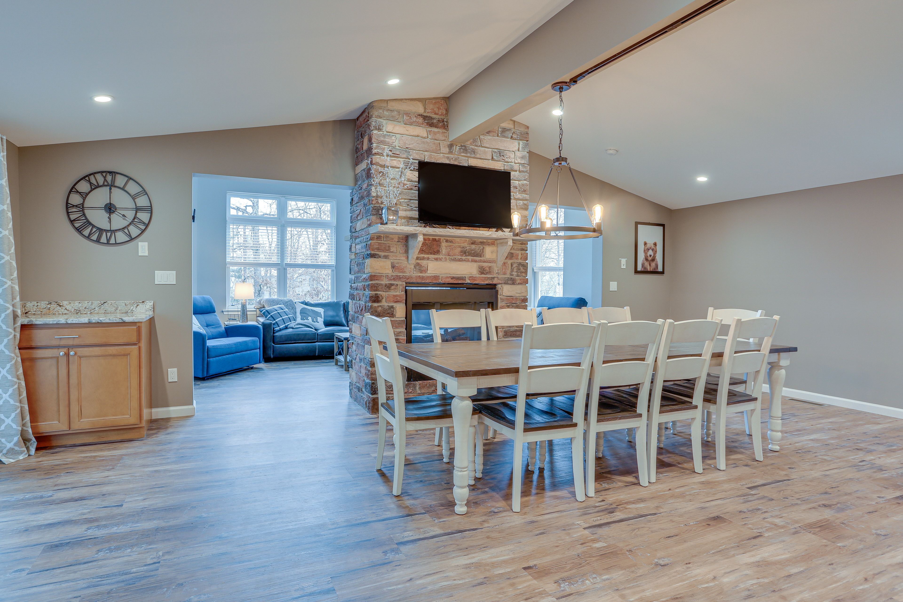 Dining Area | Dishware/Flatware | Smart TV
