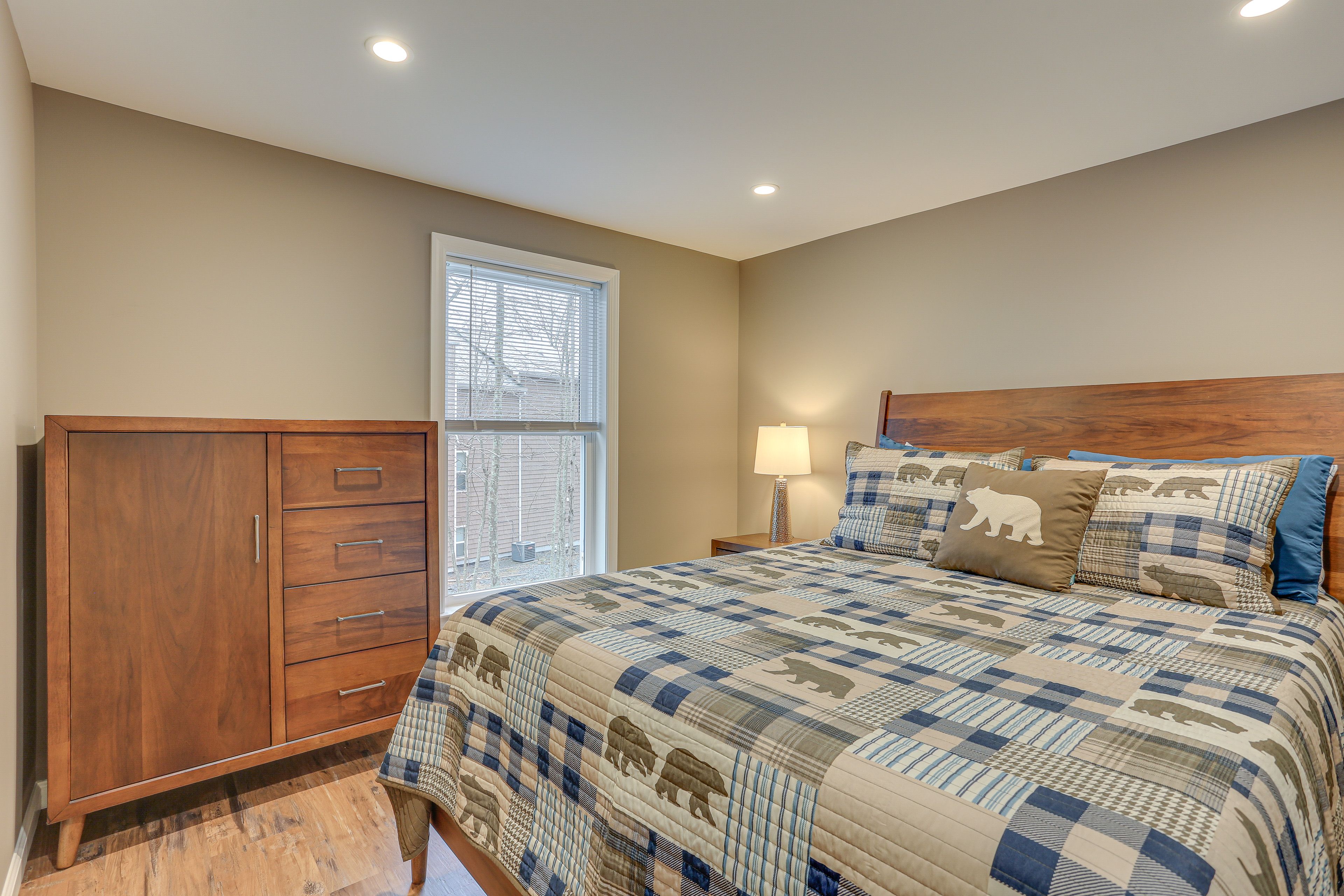 Bedroom 2 | Queen Bed