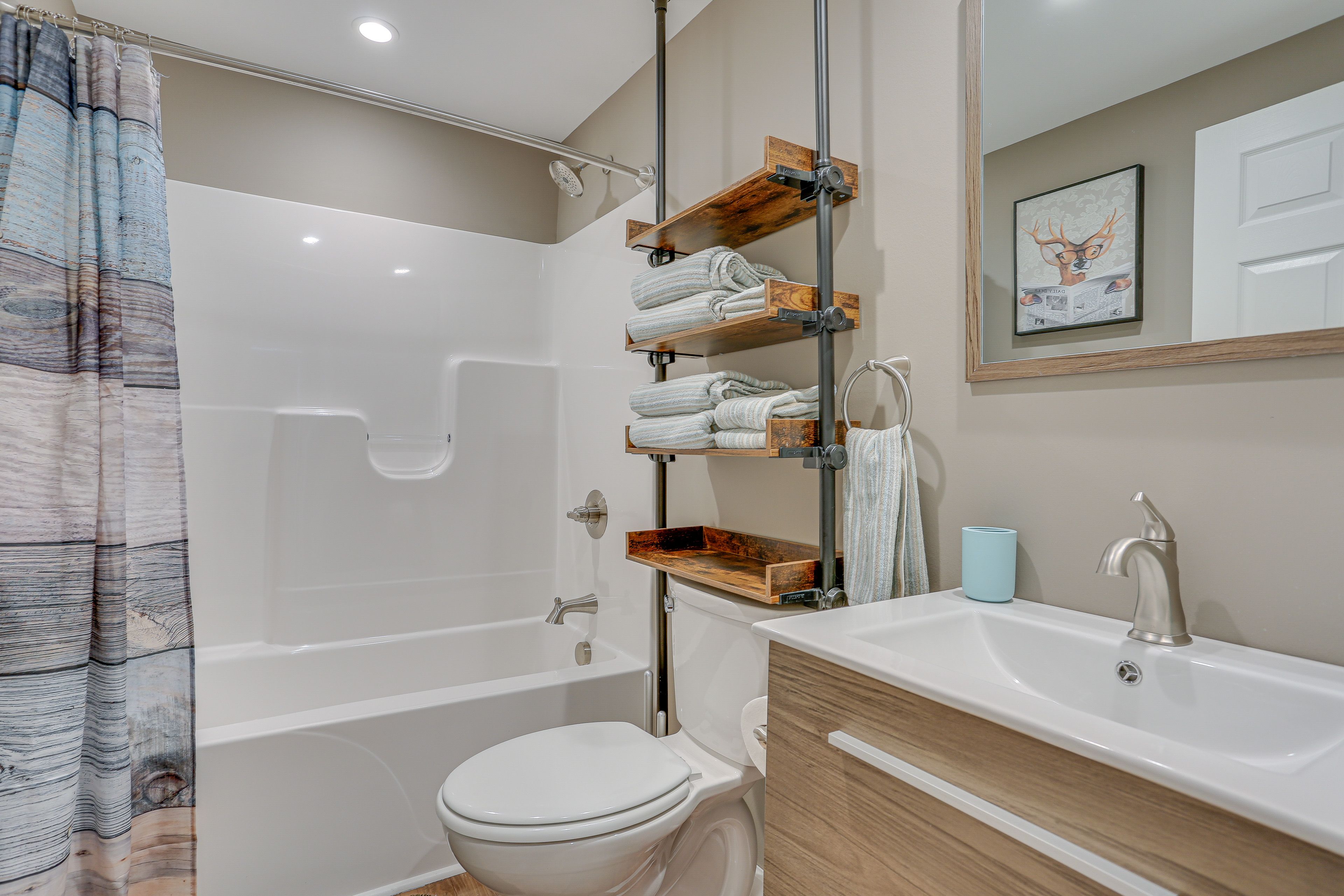 Full Bathroom | Towels Provided