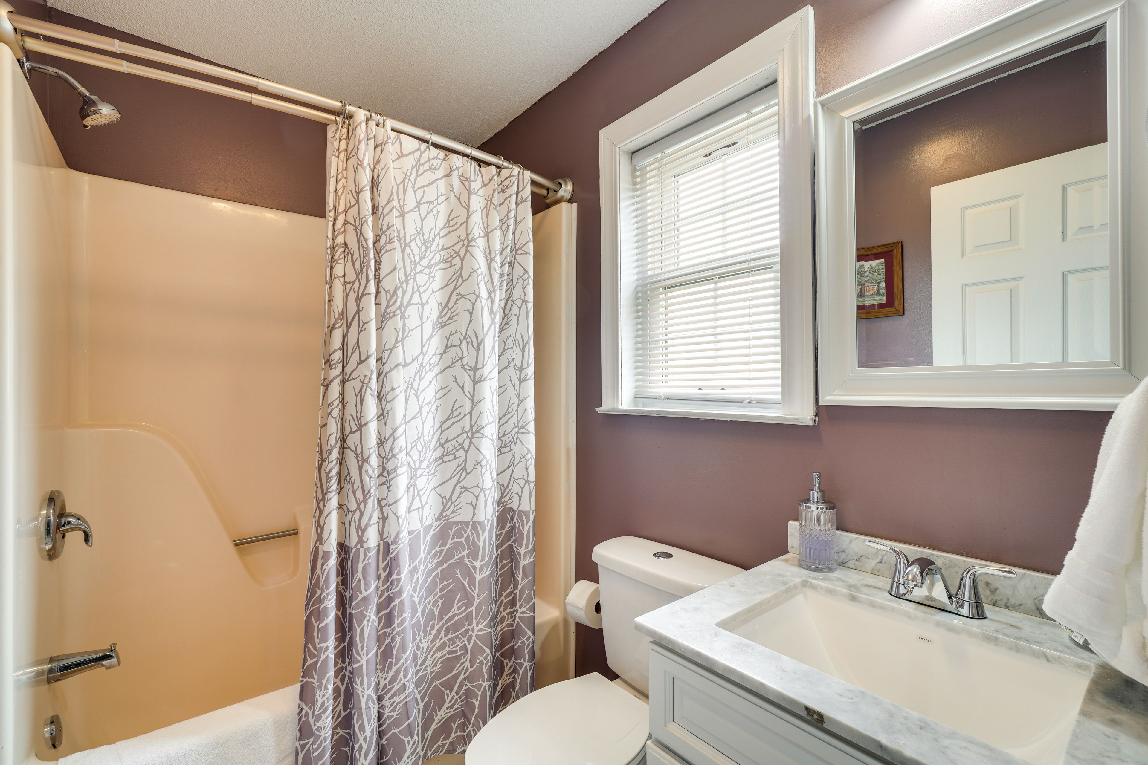 Full Bathroom | 1st Floor | Towels Provided | Complimentary Toiletries