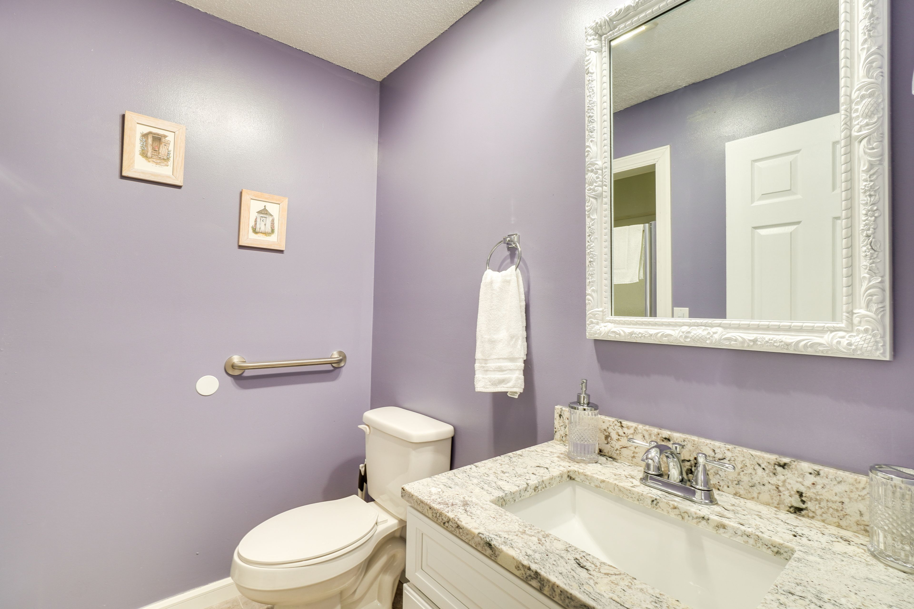 Full Bathroom | 1st Floor | Hair Dryer | Grab Rails