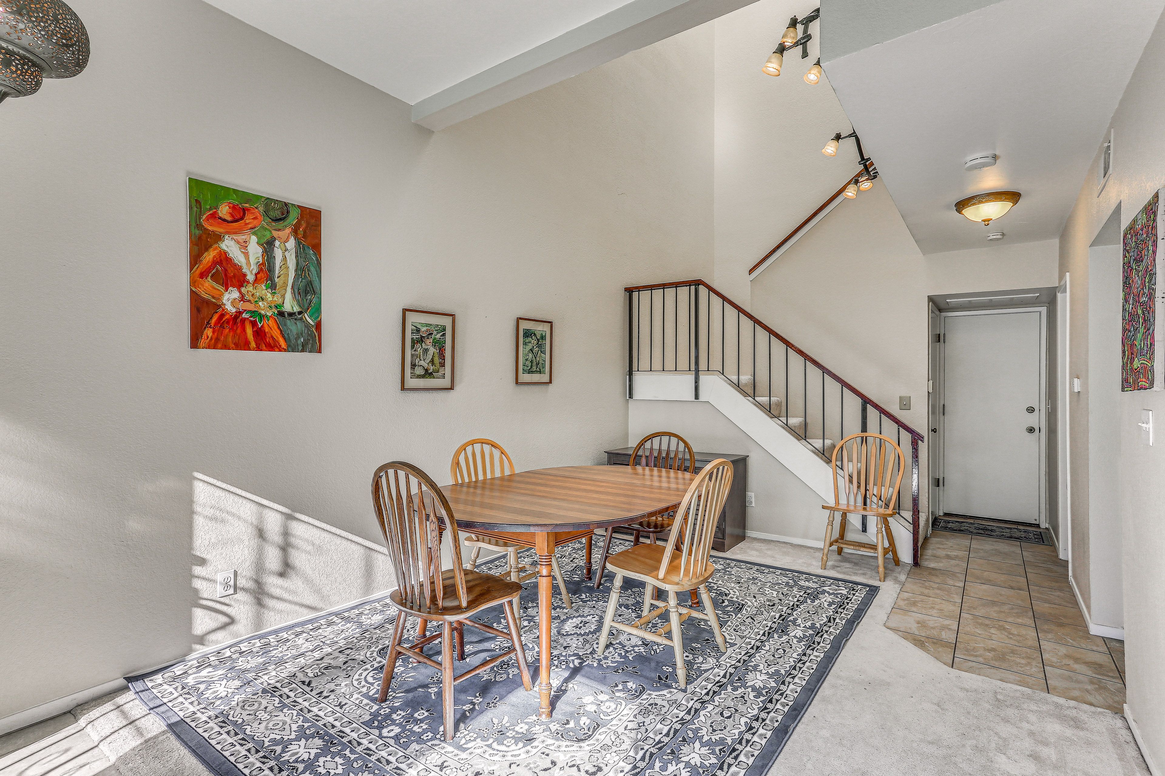 Dining Area | Dishware/Flatware Provided | 1st Floor