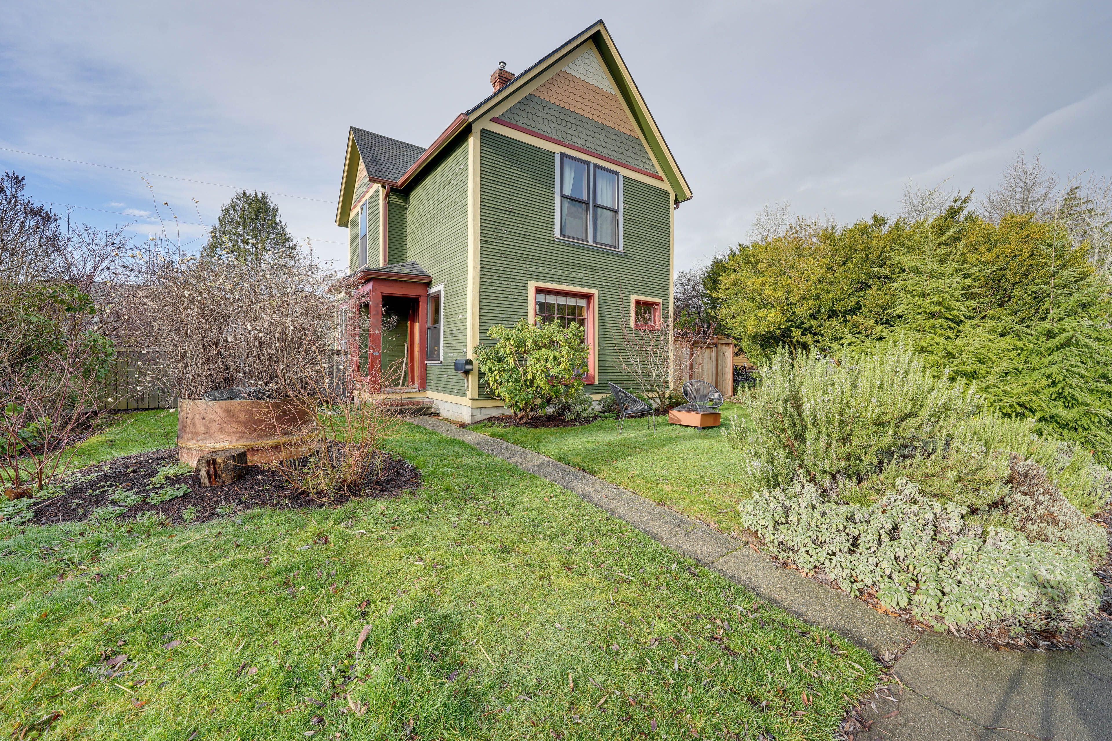 Front Yard | Wood-Burning Fire Pit | Lounge Seating