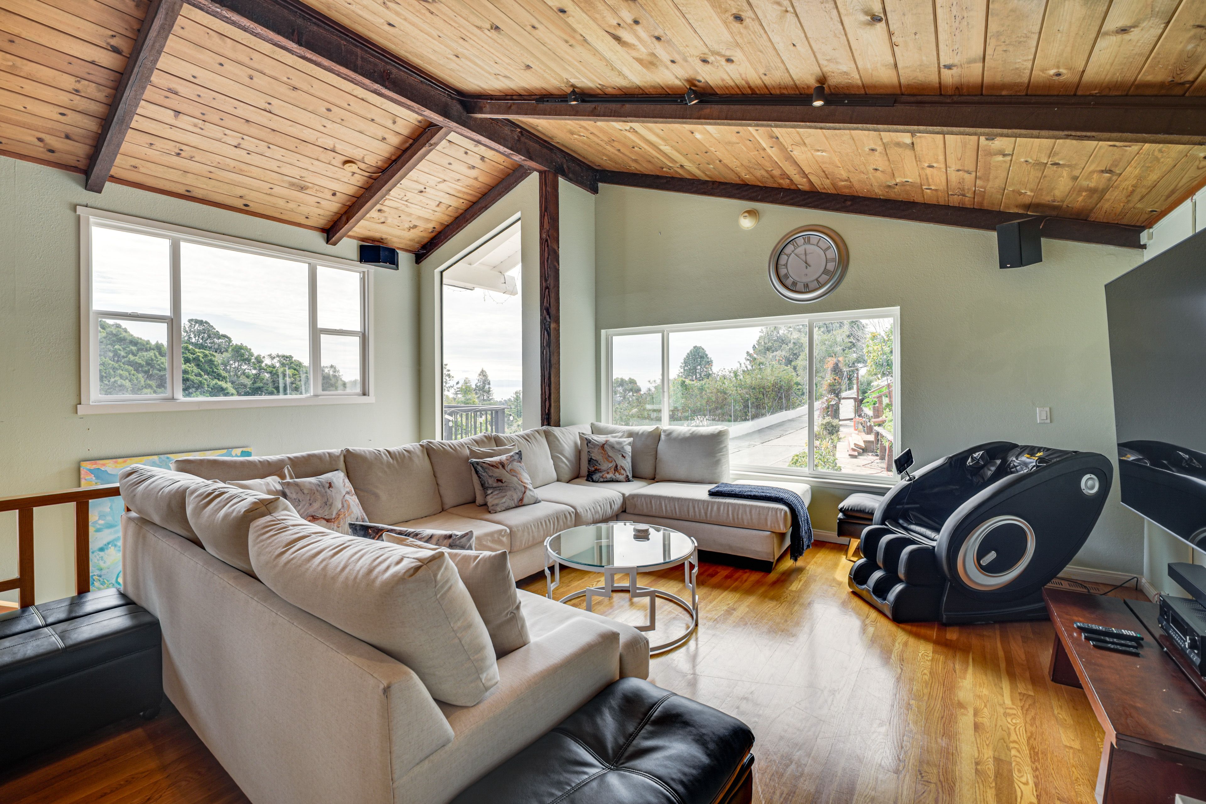 Living Area | Smart TV | Fireplace | Board Games | 2 Futons