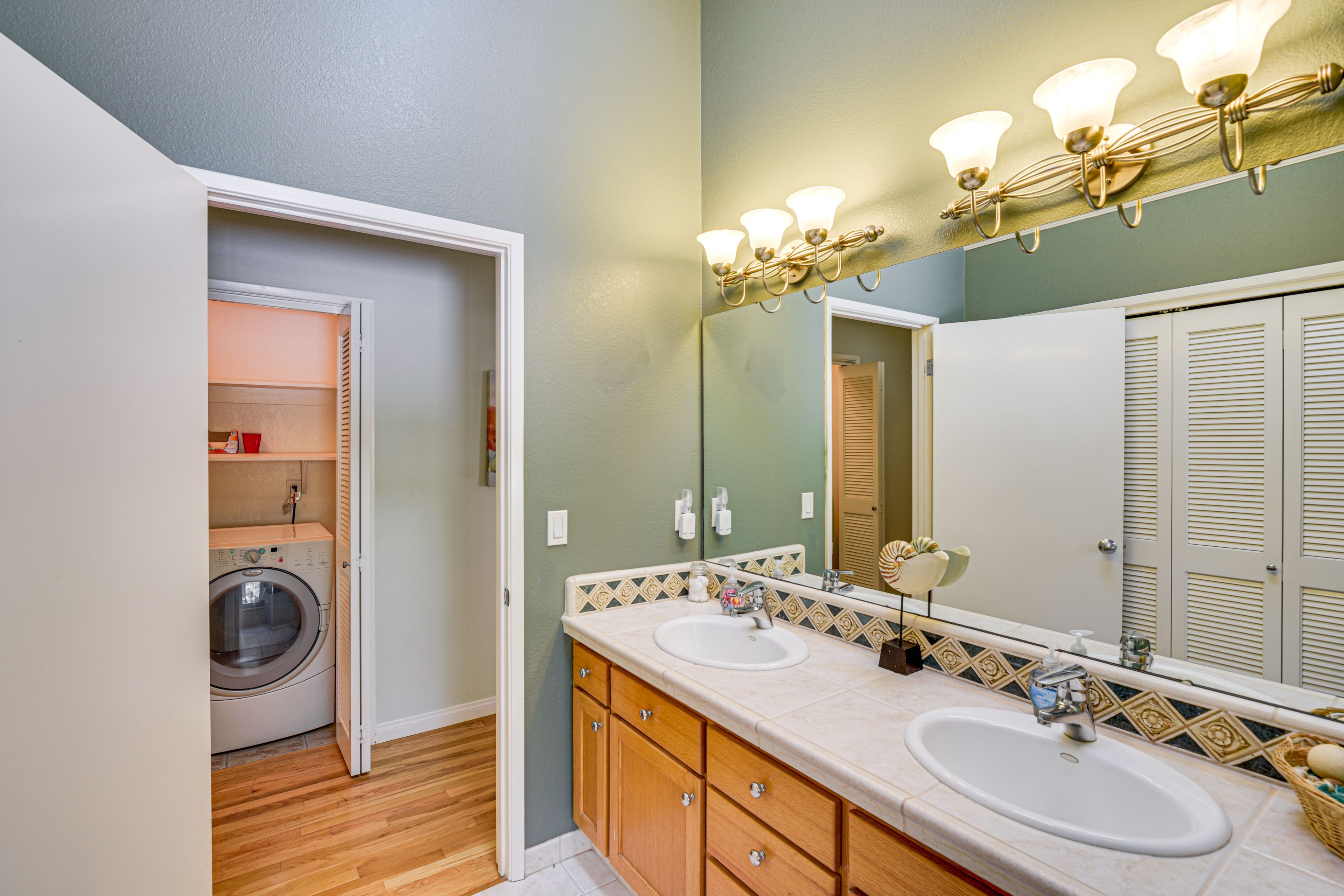 Full Bathroom | Towels Provided | 2nd Floor