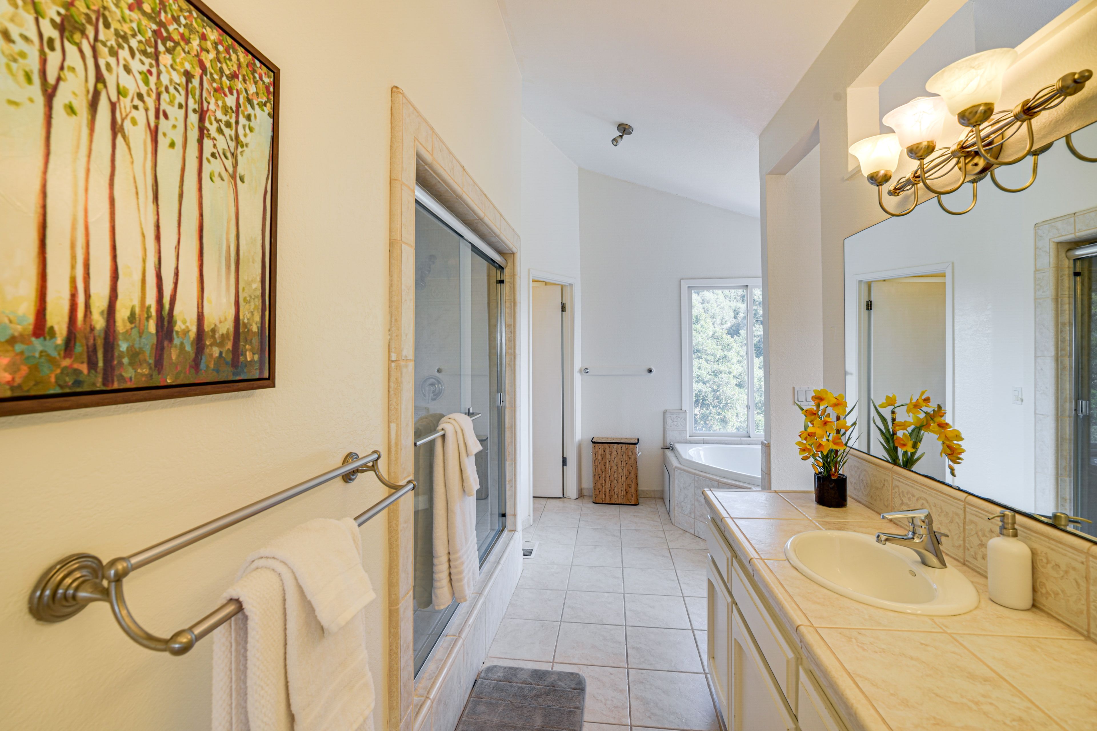 Full Bathroom | Complimentary Toiletries | Jetted Tub | 2nd Floor