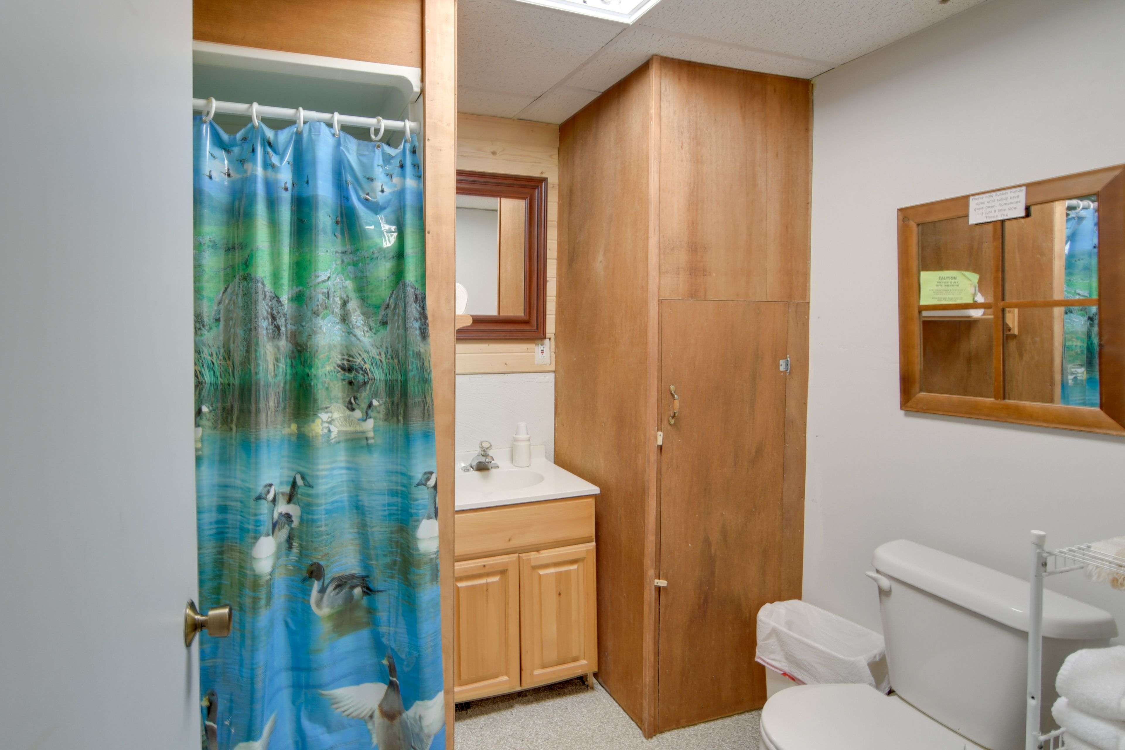 Full Bathroom | 1st Floor | Complimentary Toiletries | Hair Dryer