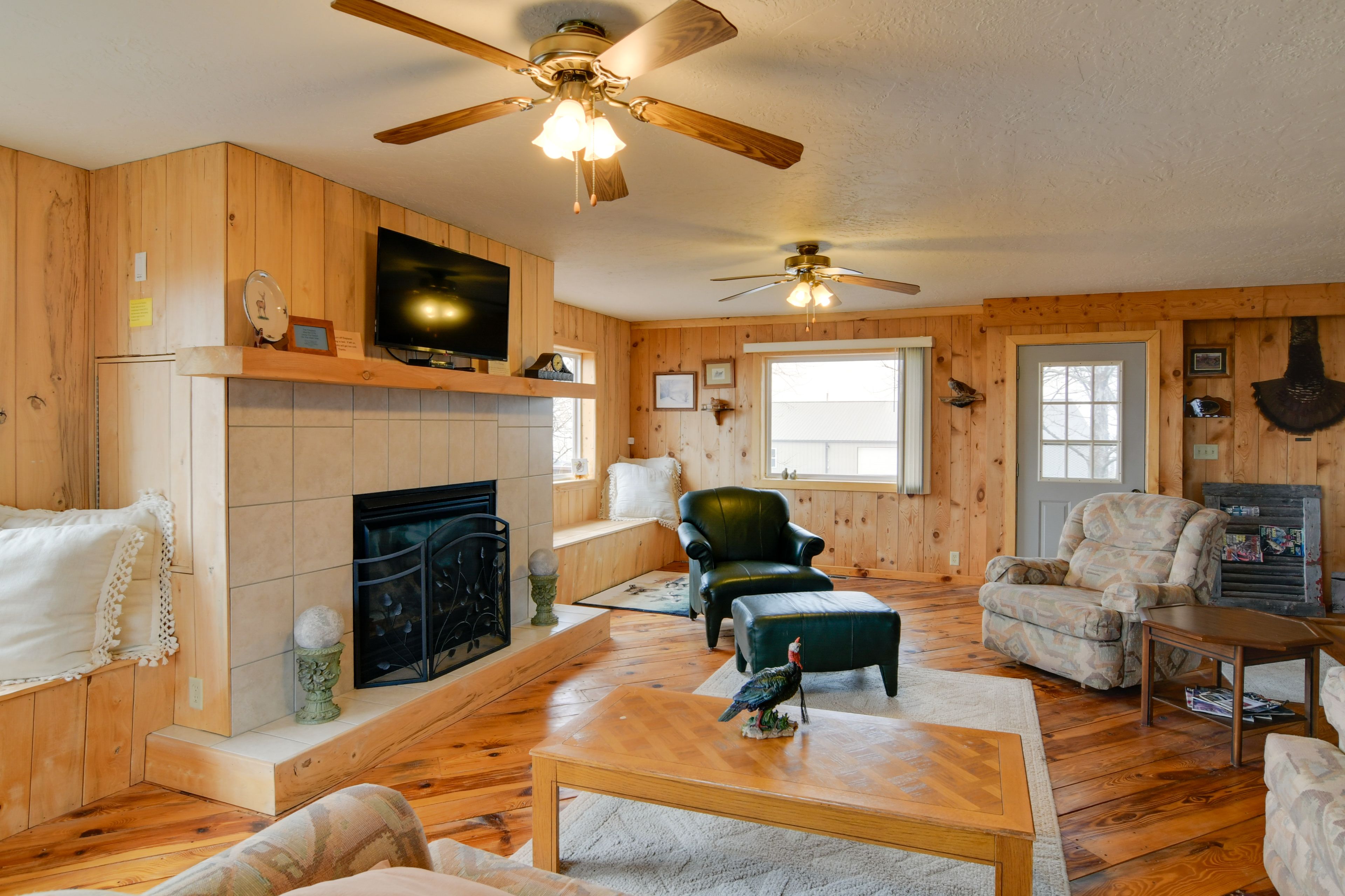 Living Room | 2nd Floor | Full Futon | Gas Fireplace