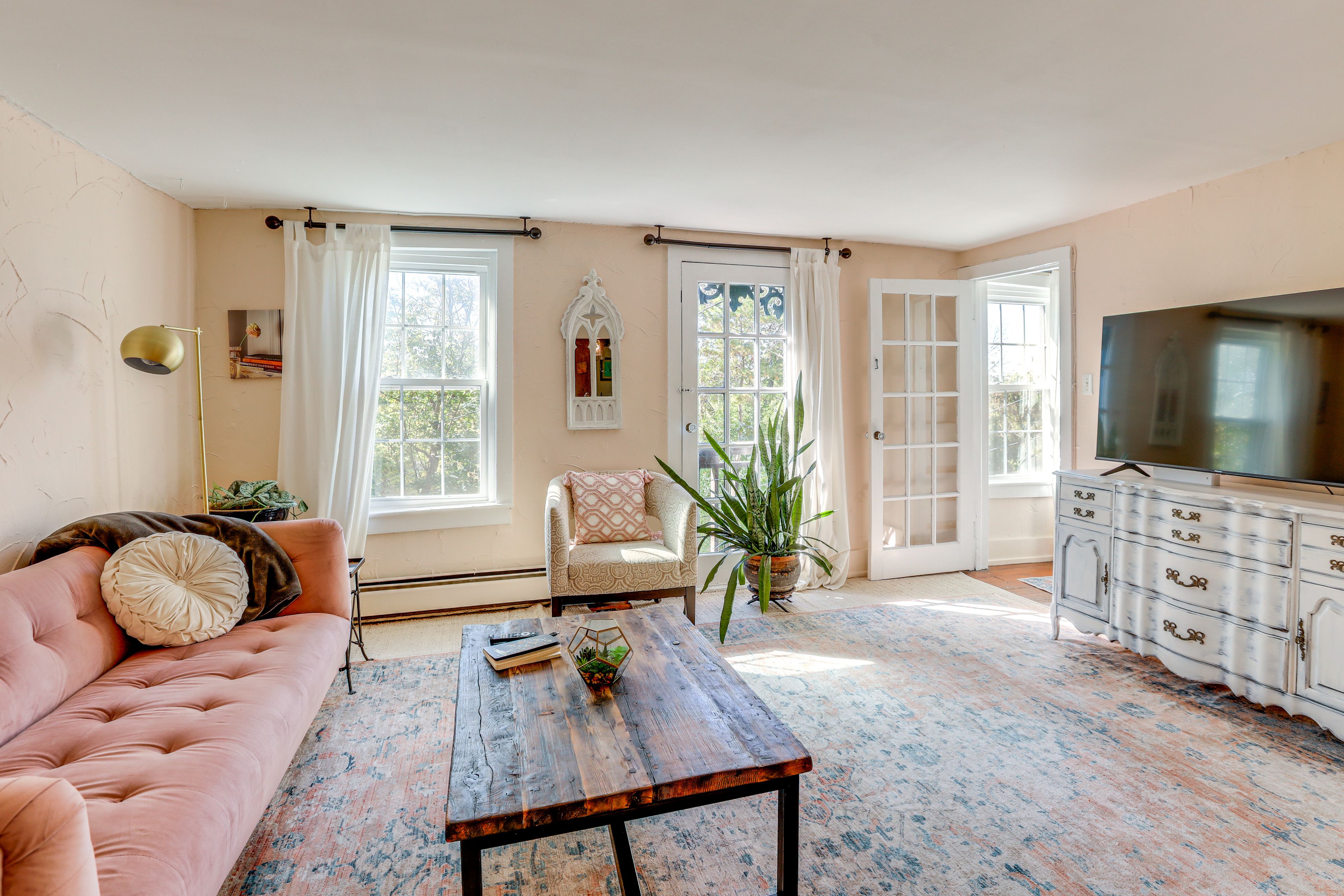 Living Room | 1st Floor | Smart TV | Free WiFi