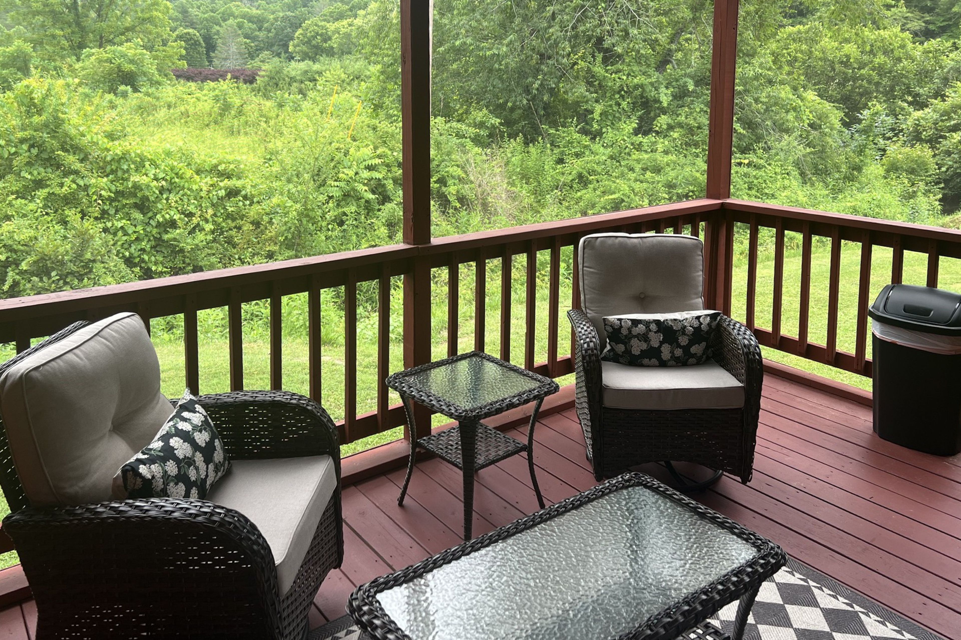 Screened-In Porch | Outdoor Seating