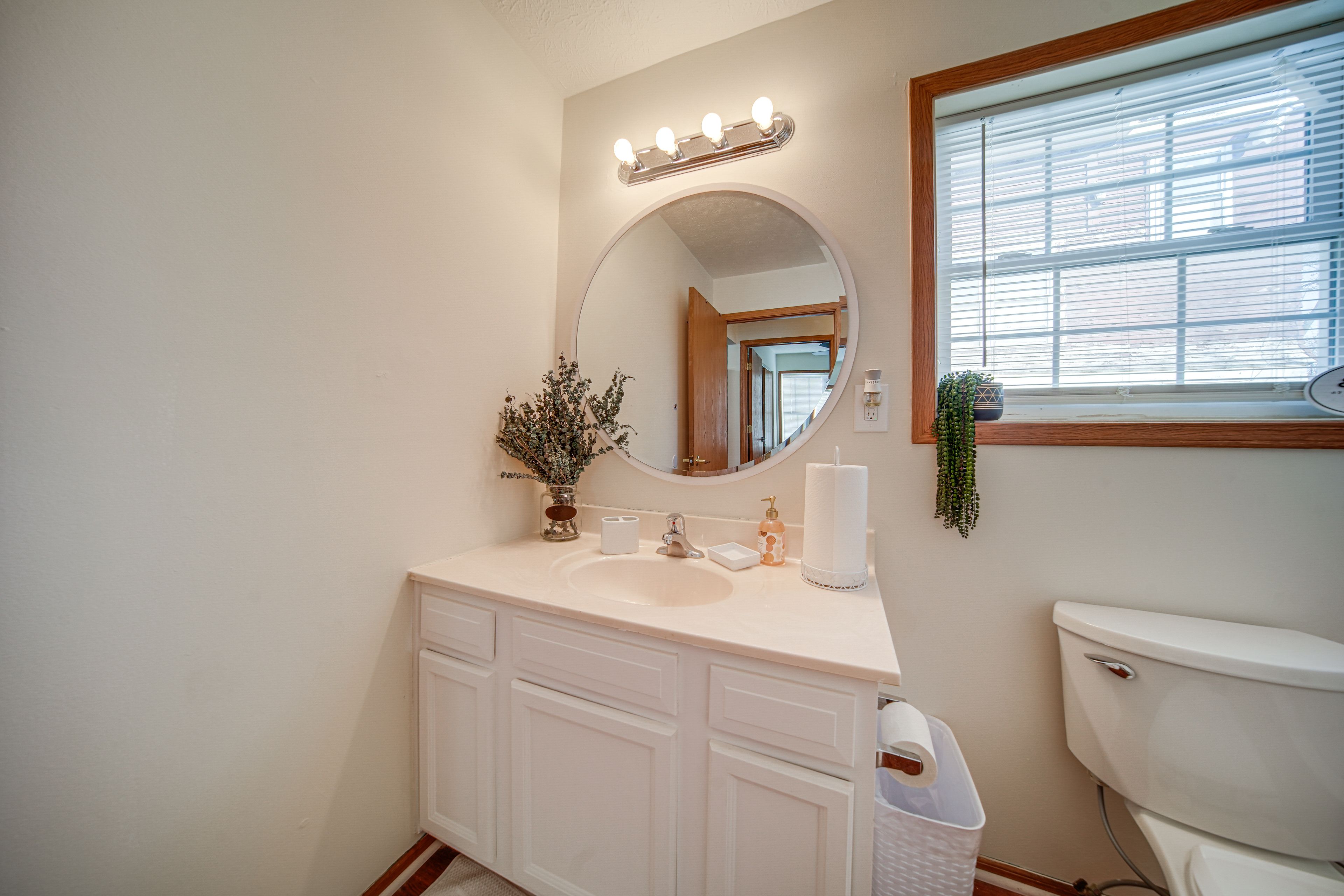 Full Bathroom | 1st Floor | Towels Provided | Complimentary Toiletries