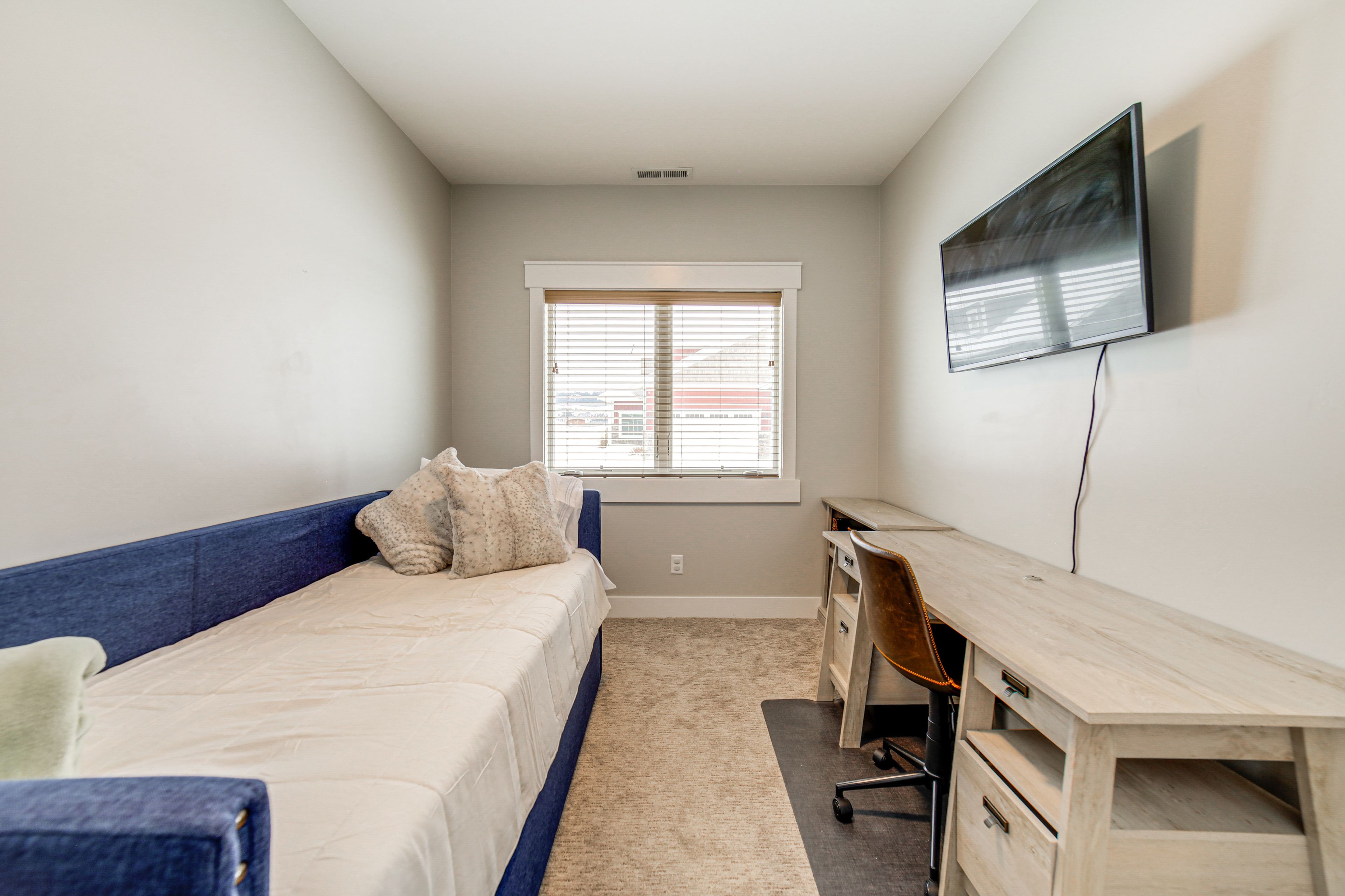 Bedroom 2 | Twin Daybed | Smart TV | Laptop Workspace | Free WiFi | 1st Floor