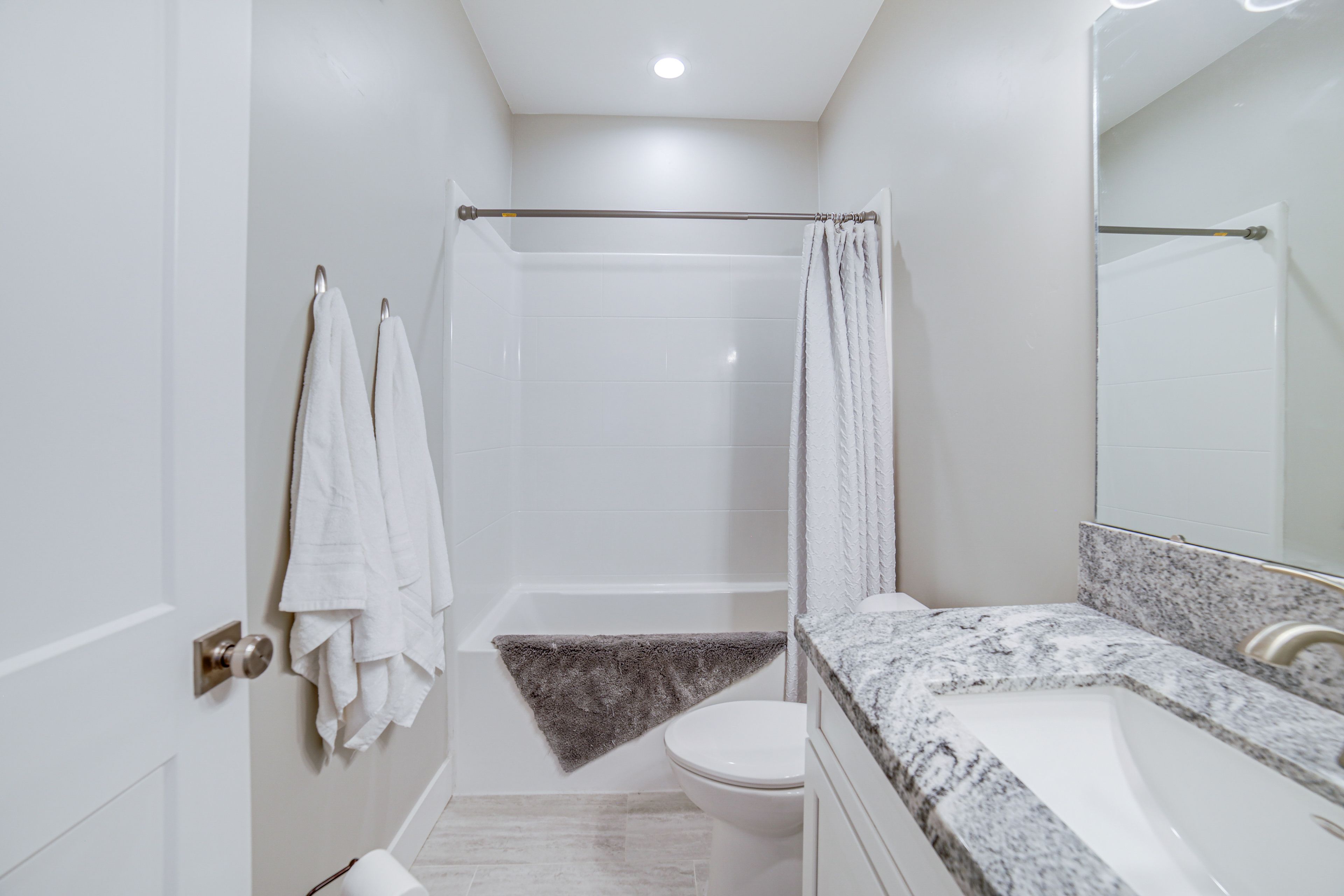 Full Bathroom | Towels Provided | 2nd Floor