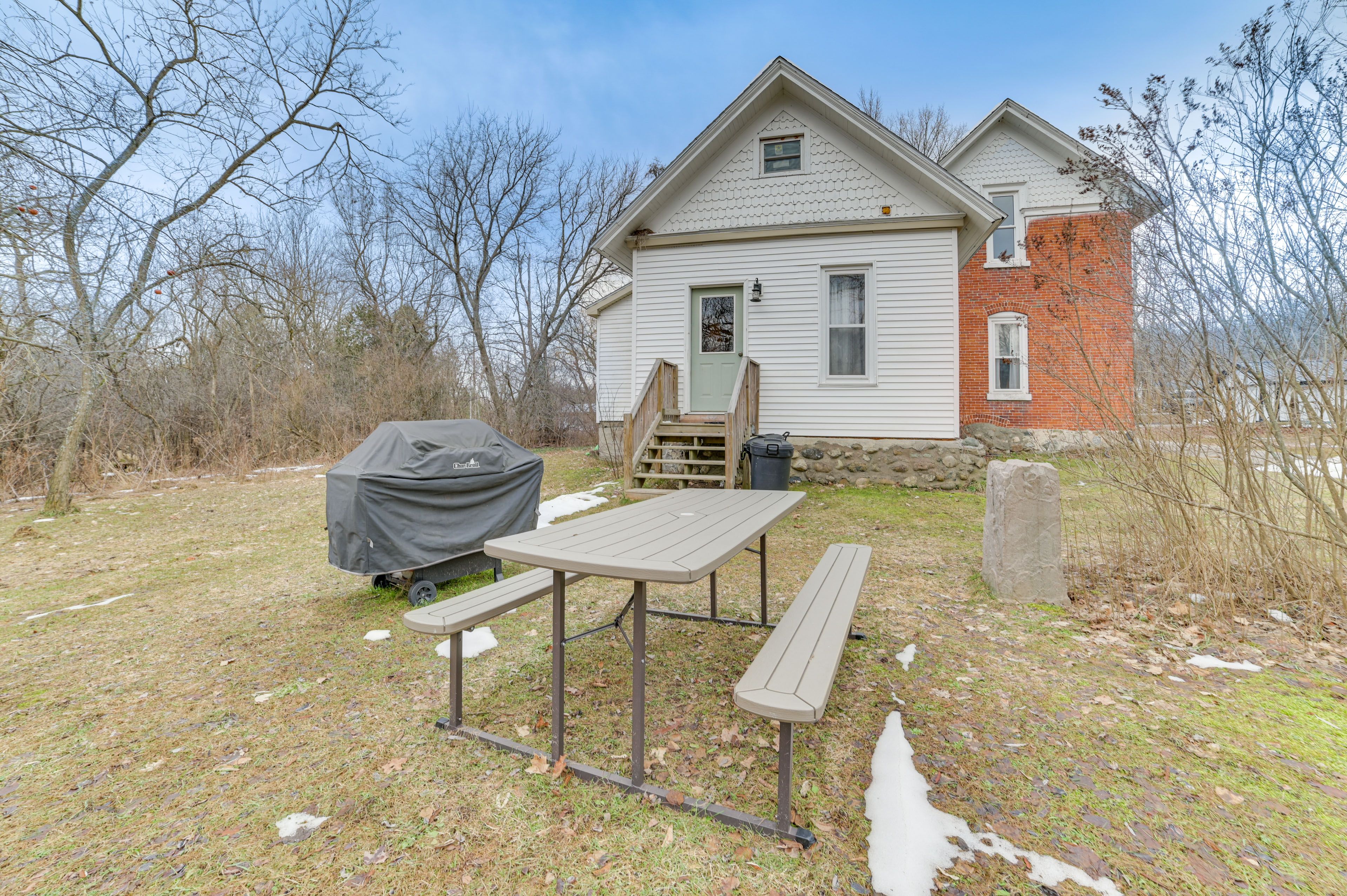 House Exterior | Dining Area | Gas Grill