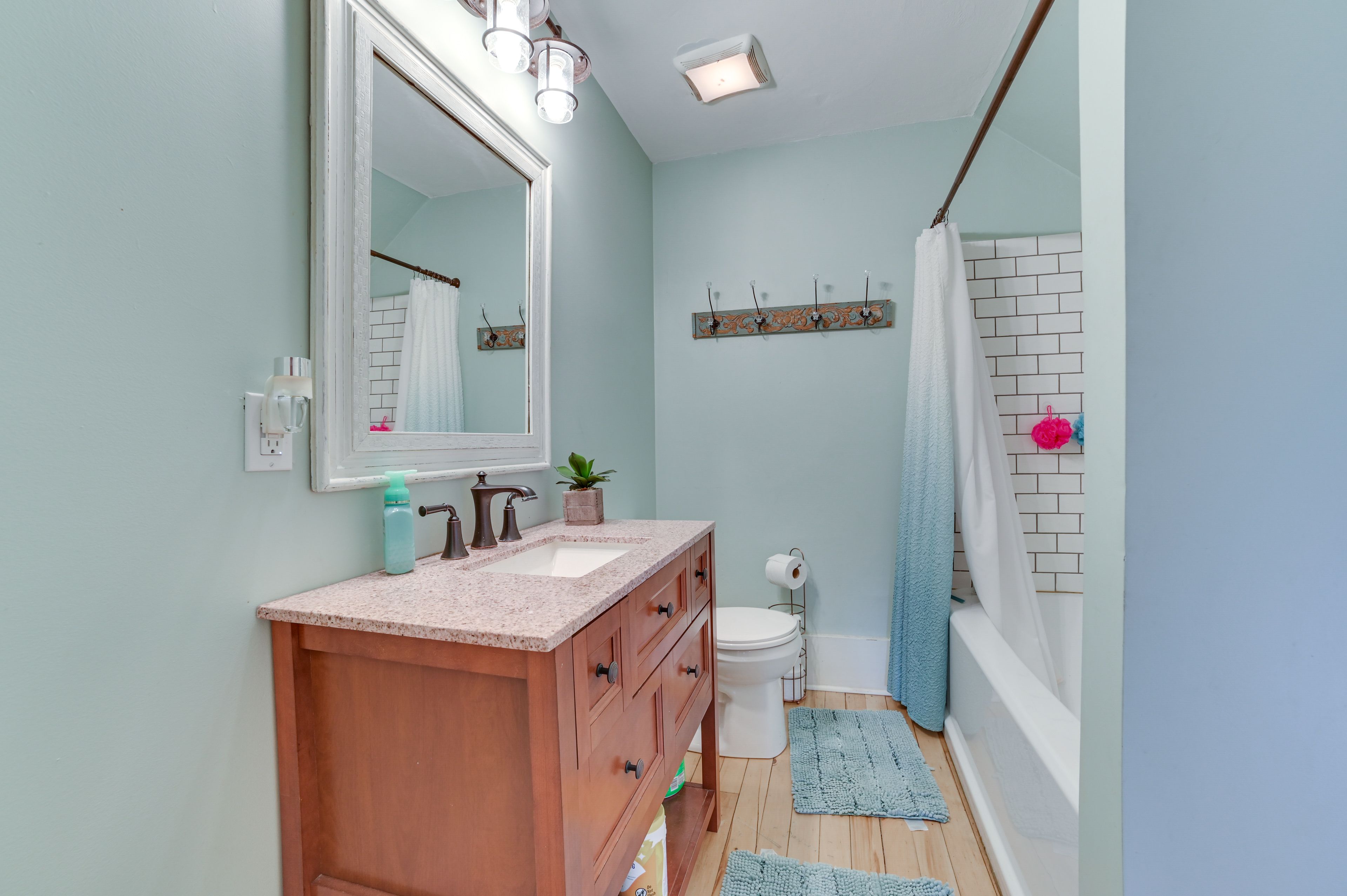 Full Bathroom | Towels Provided | 2nd Floor