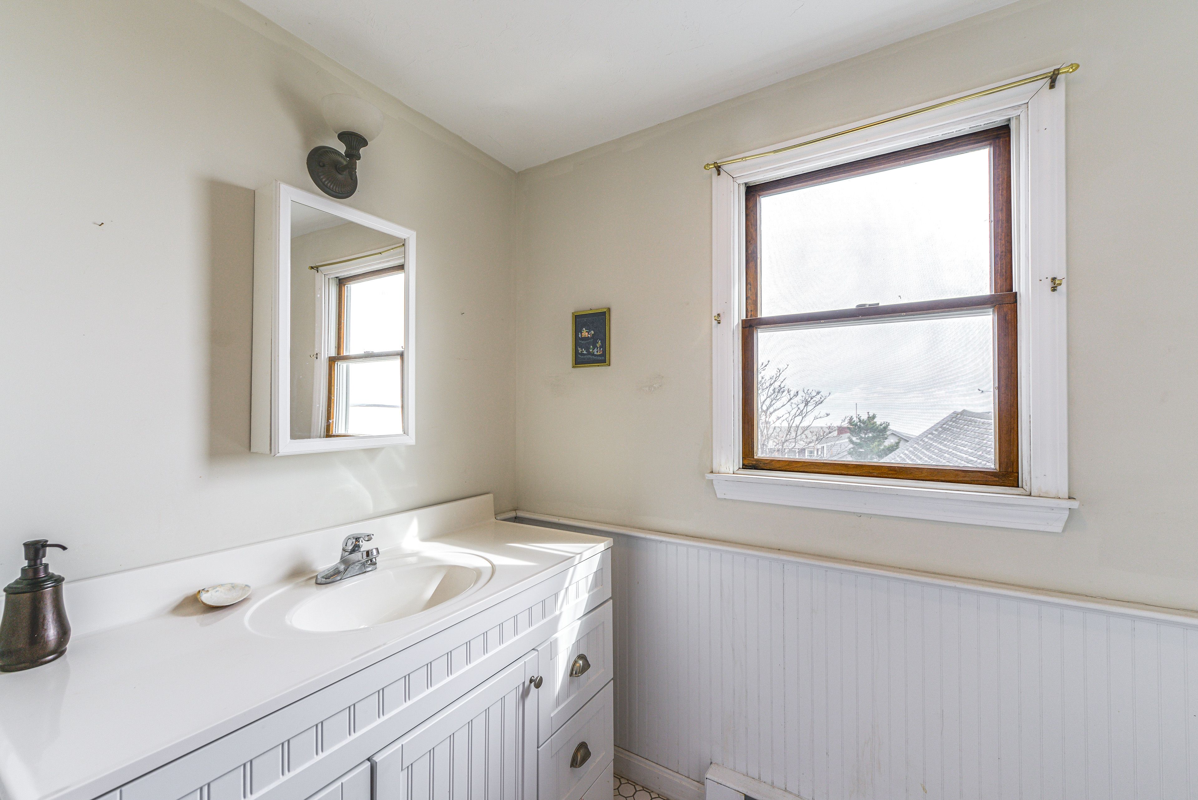 Full Bathroom | 3rd Floor