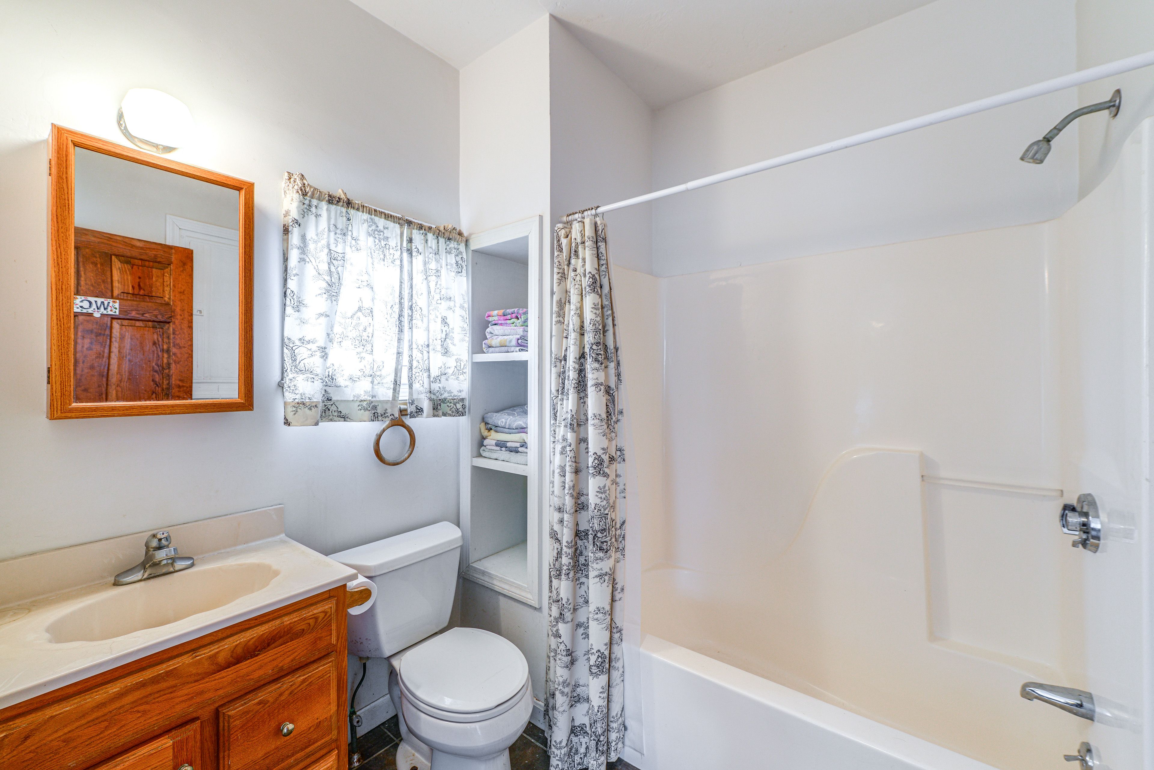Full Bathroom | Towels Provided | 1st Floor
