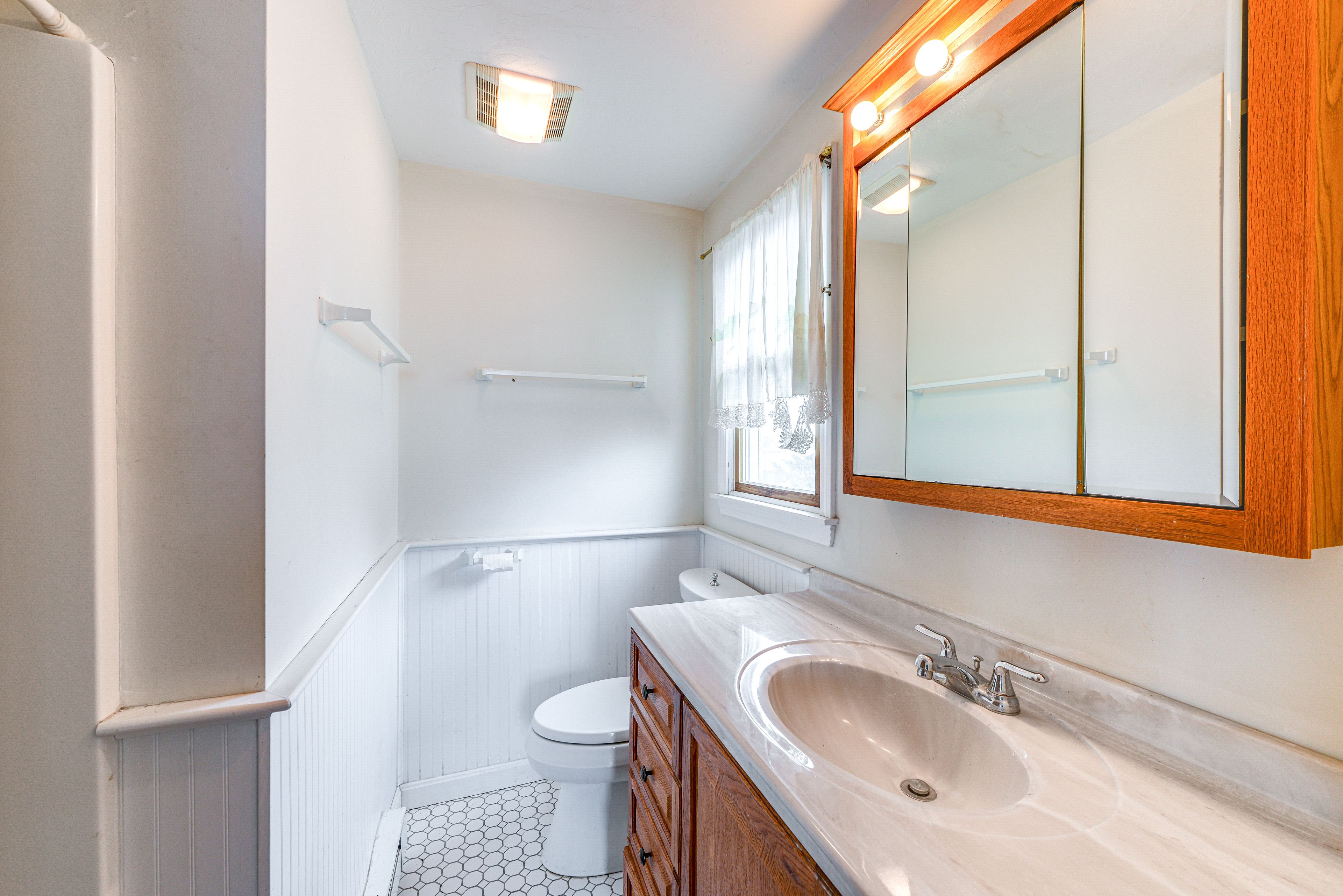 Full Bathroom | 2nd Floor