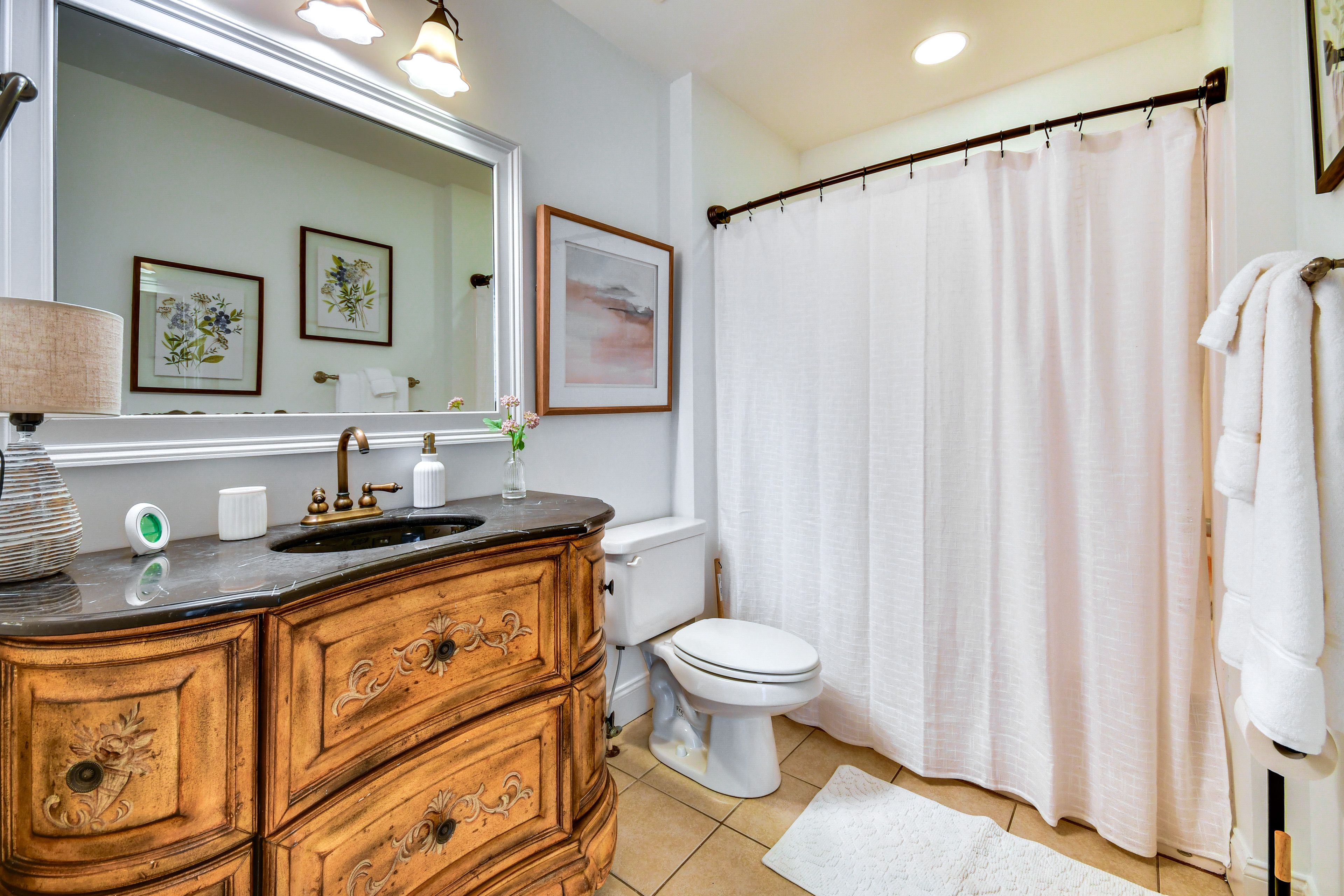 Full Bathroom | 2nd Floor | Shower/Tub Combo