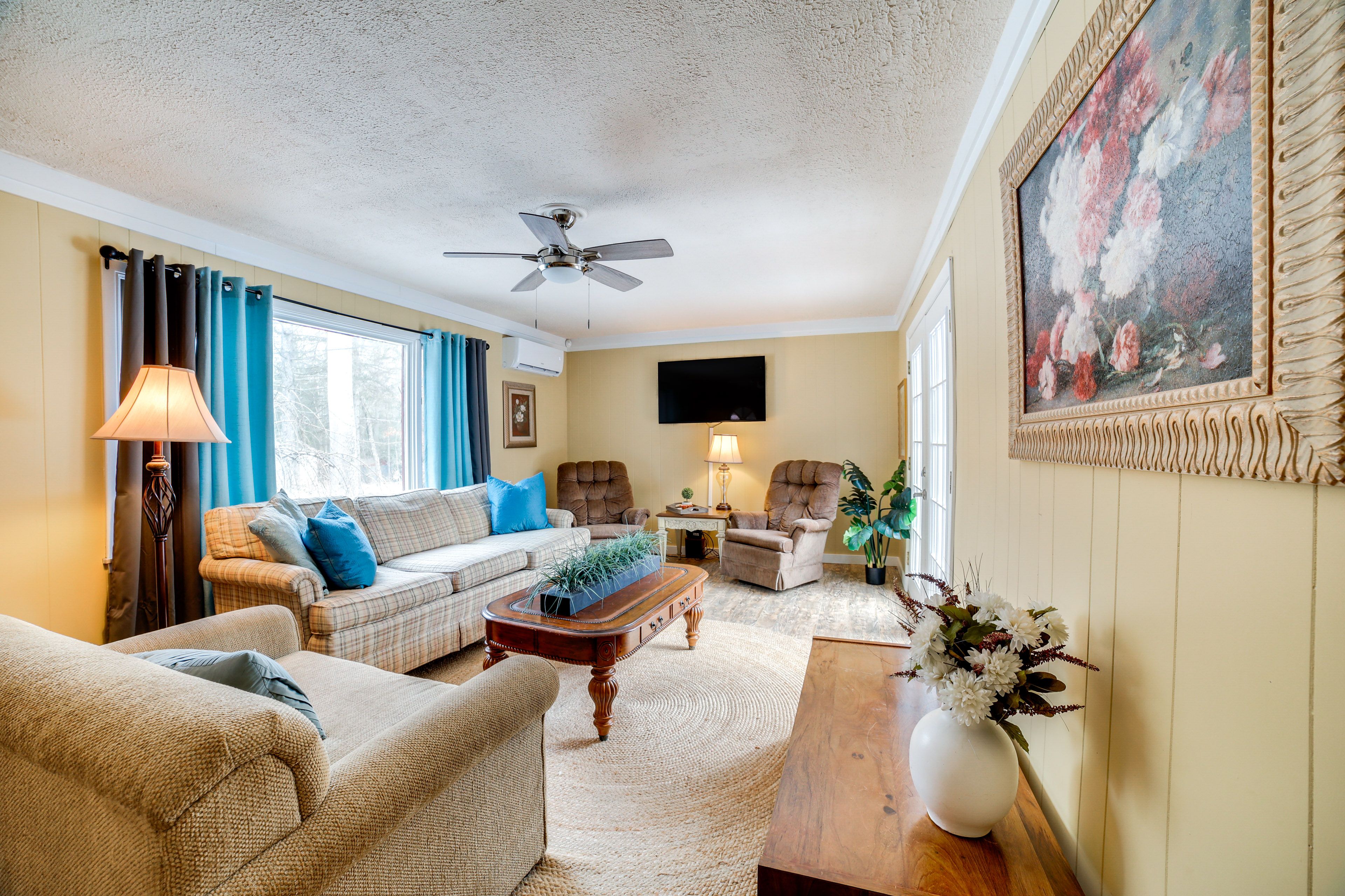 Family Room | Smart TV | A/C Unit