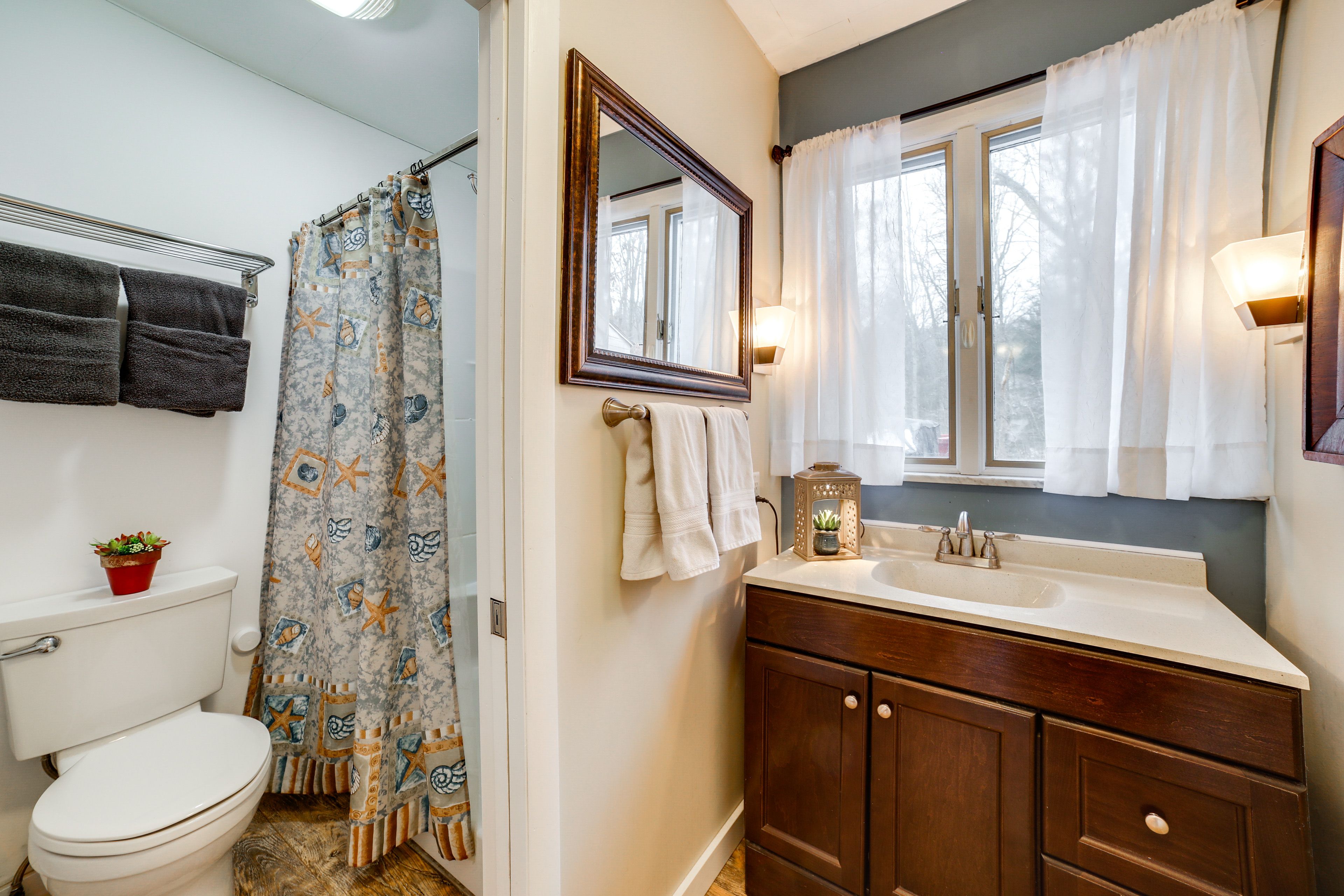 Bathroom | Complimentary Toiletries | Towels Provided