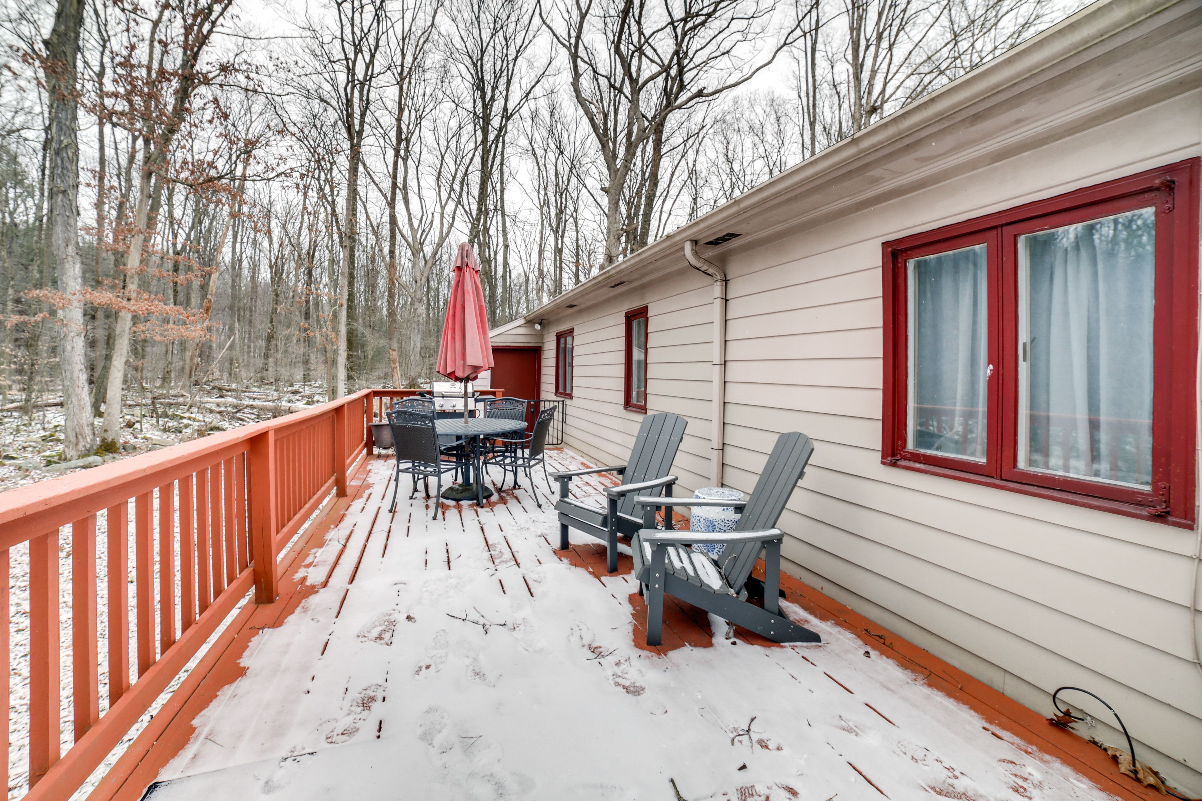 Deck | Gas Grill | Outdoor Dining Area | Hot Tub