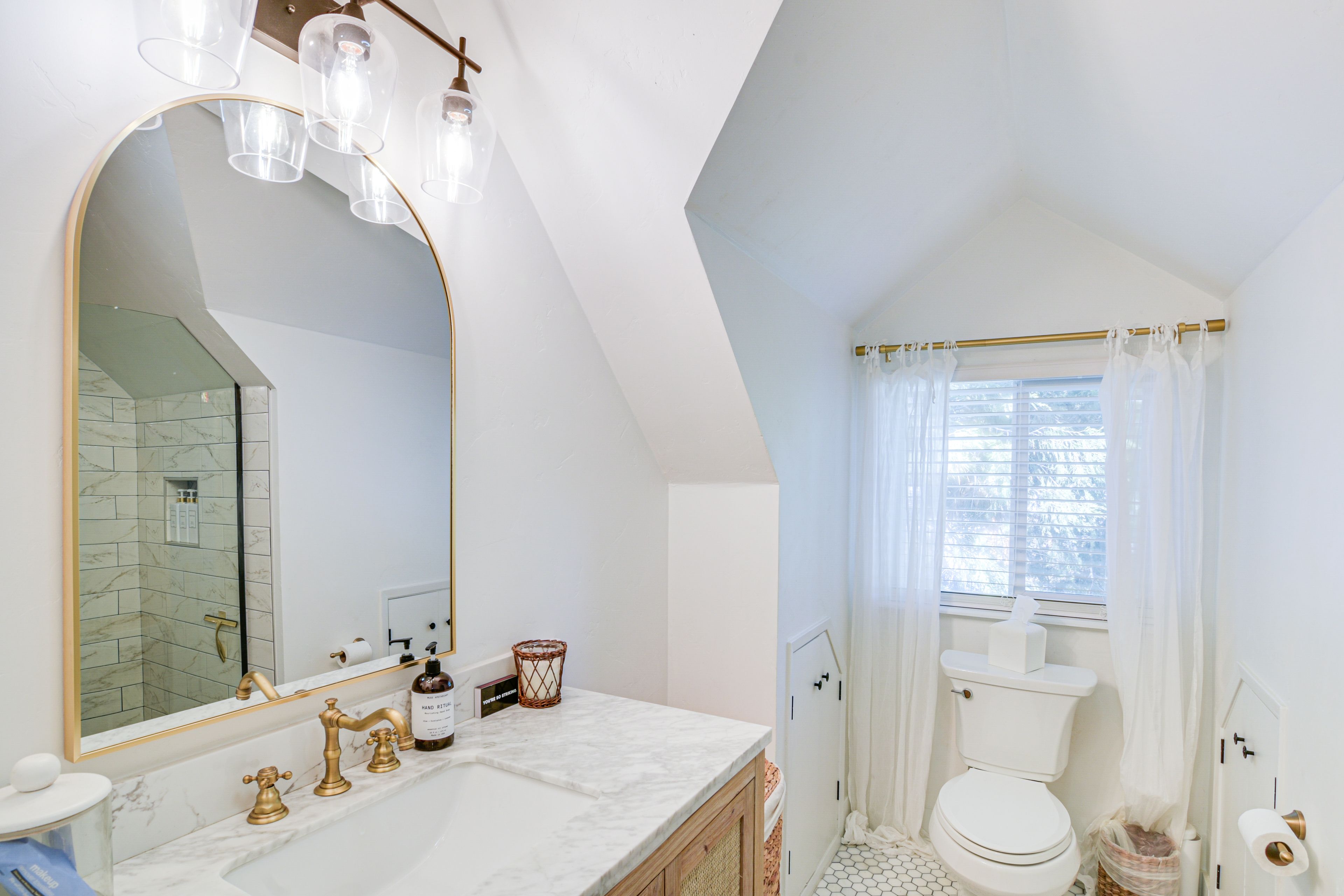 Full Bathroom | Towels Provided | Complimentary Toiletries | 2nd Floor
