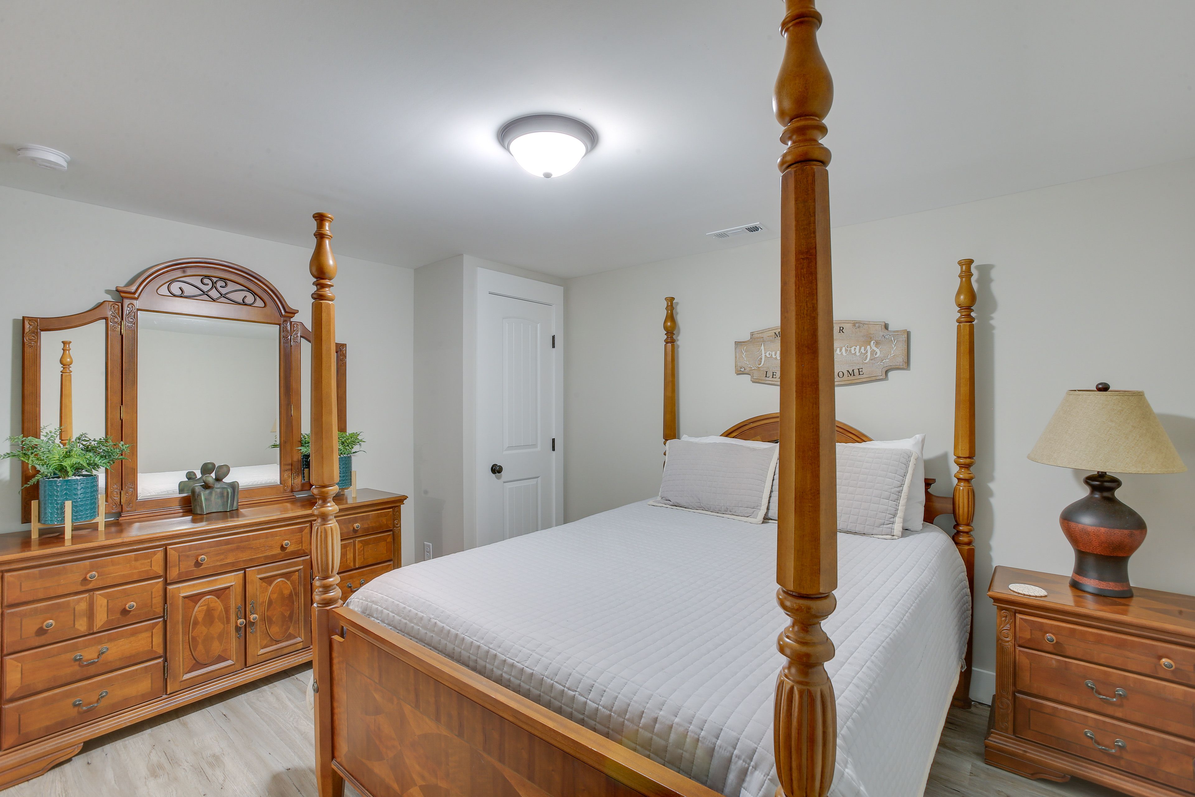 Bedroom 5 | Basement | Queen Bed