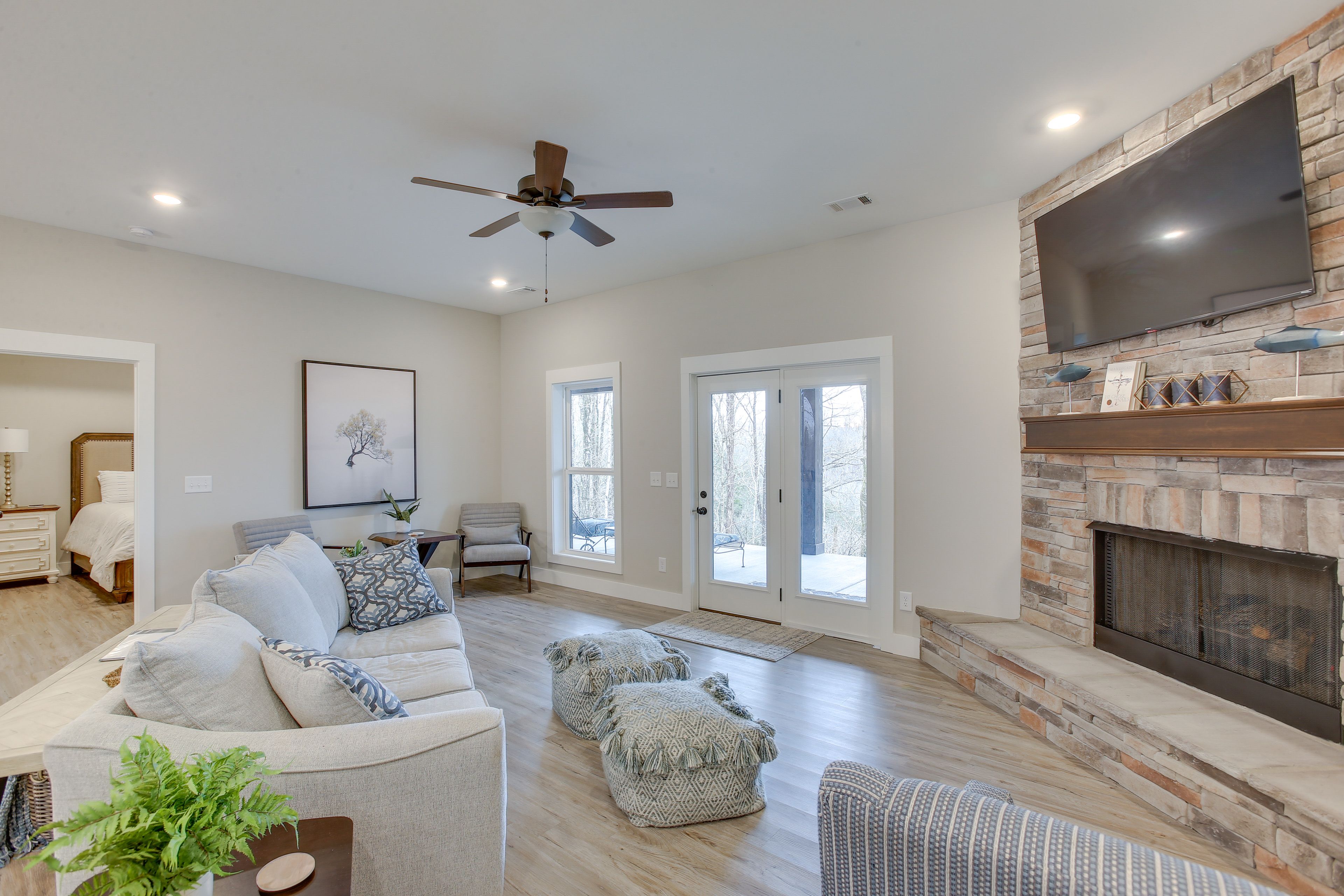 Living Room | Free WiFi | Central A/C & Heat