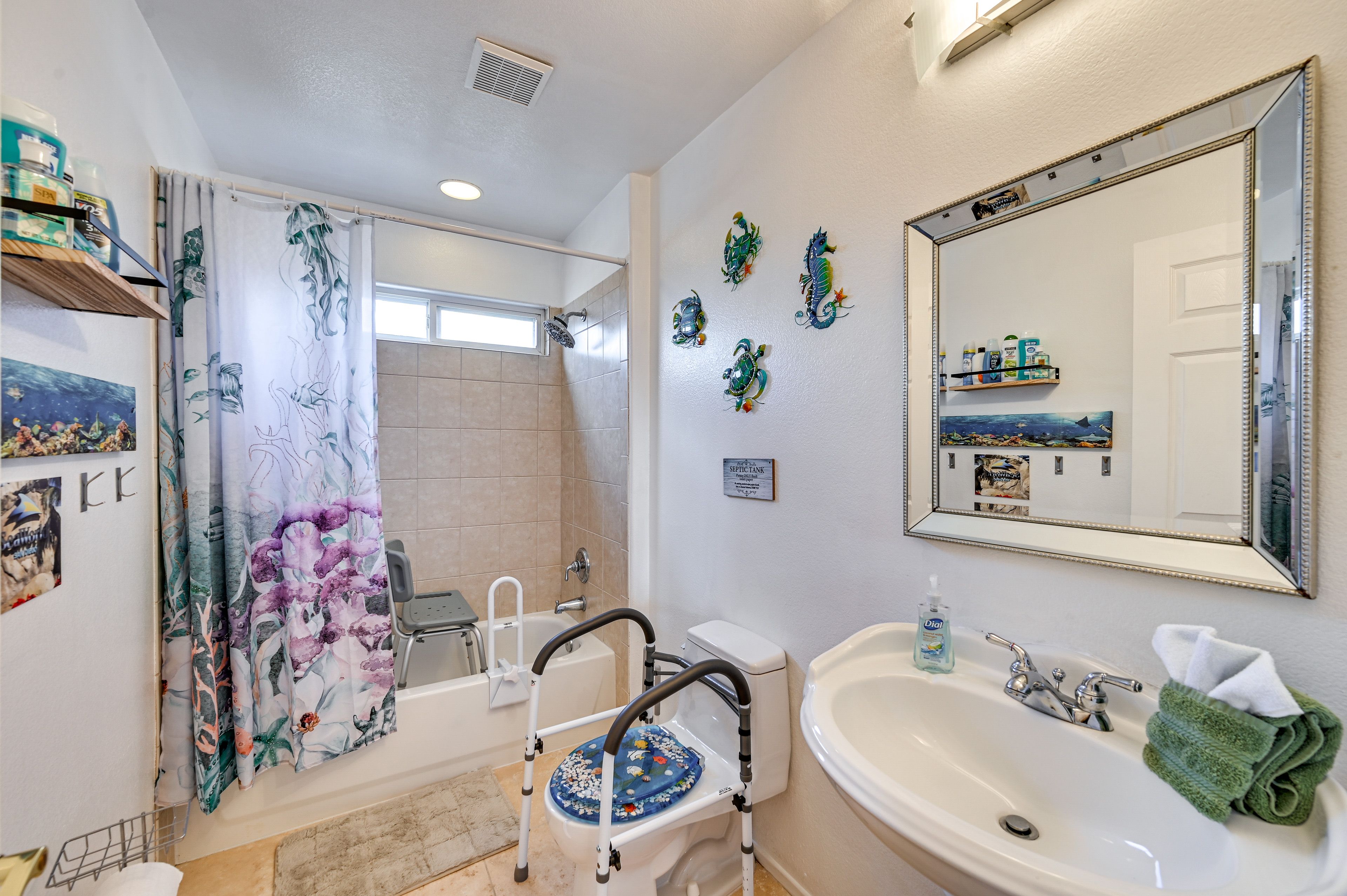 Full Bathroom | Complimentary Toiletries | 1st Floor
