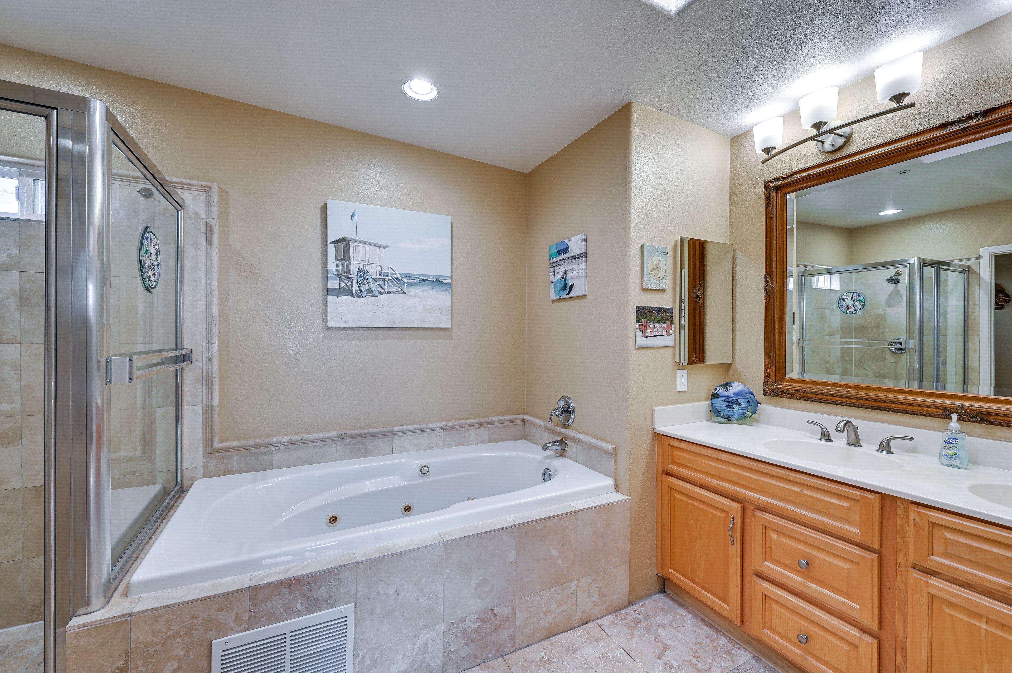 Full Bathroom | Jetted Tub | Towels Provided | 2nd Floor