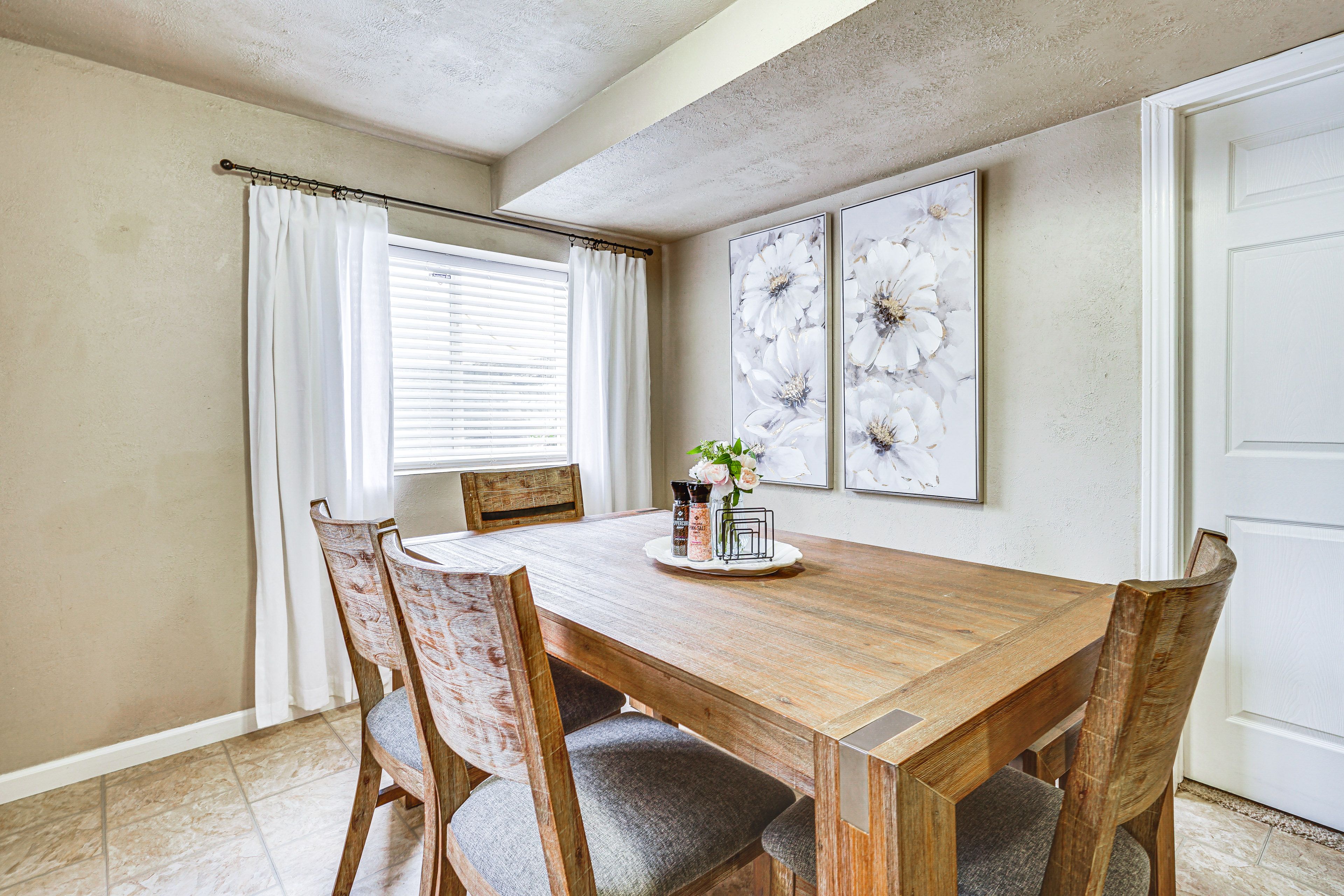 Dining Area | Dishware/Flatware Provided