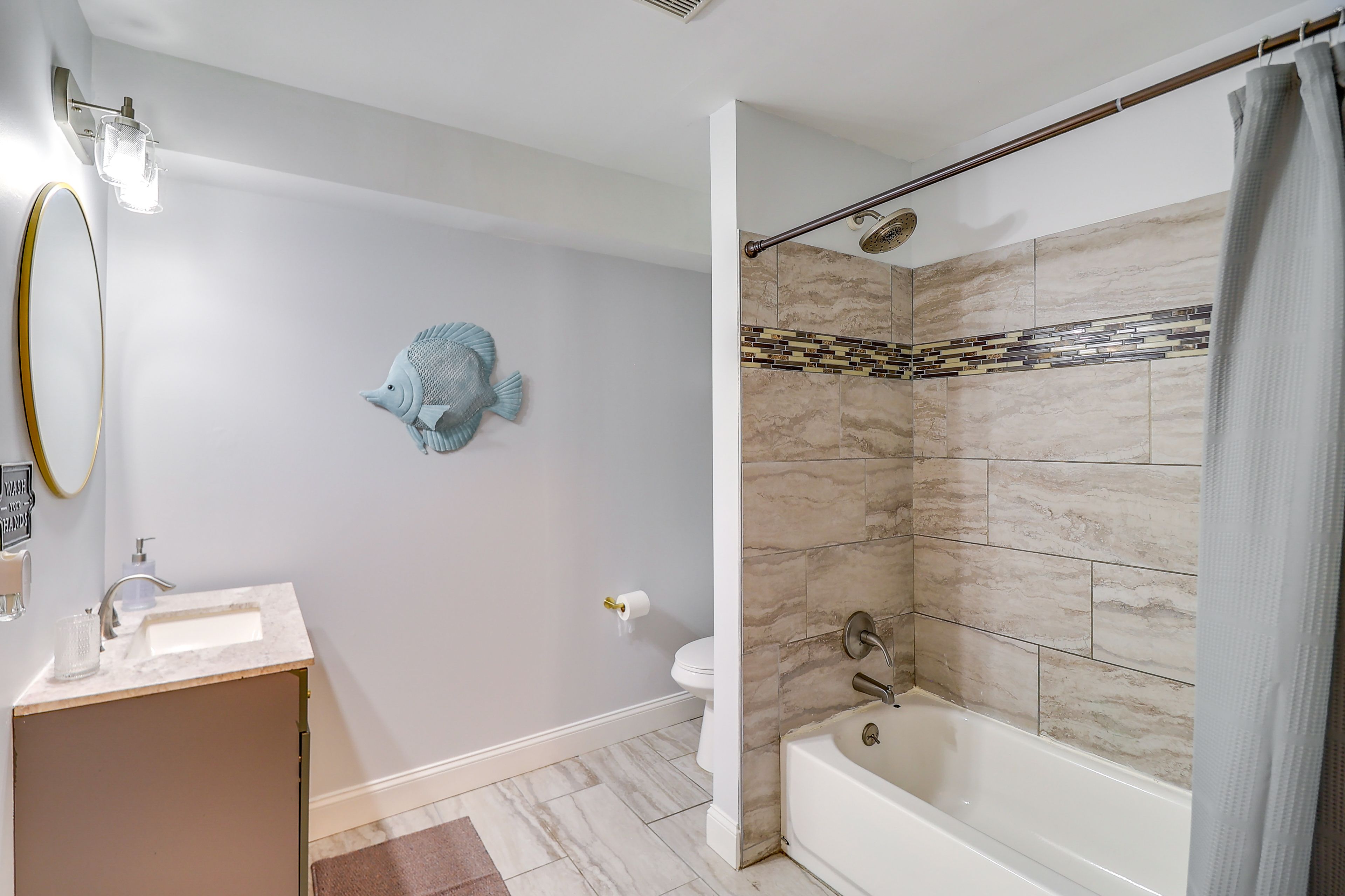 Full Bathroom | 1st Floor | Towels Provided | Complimentary Toiletries