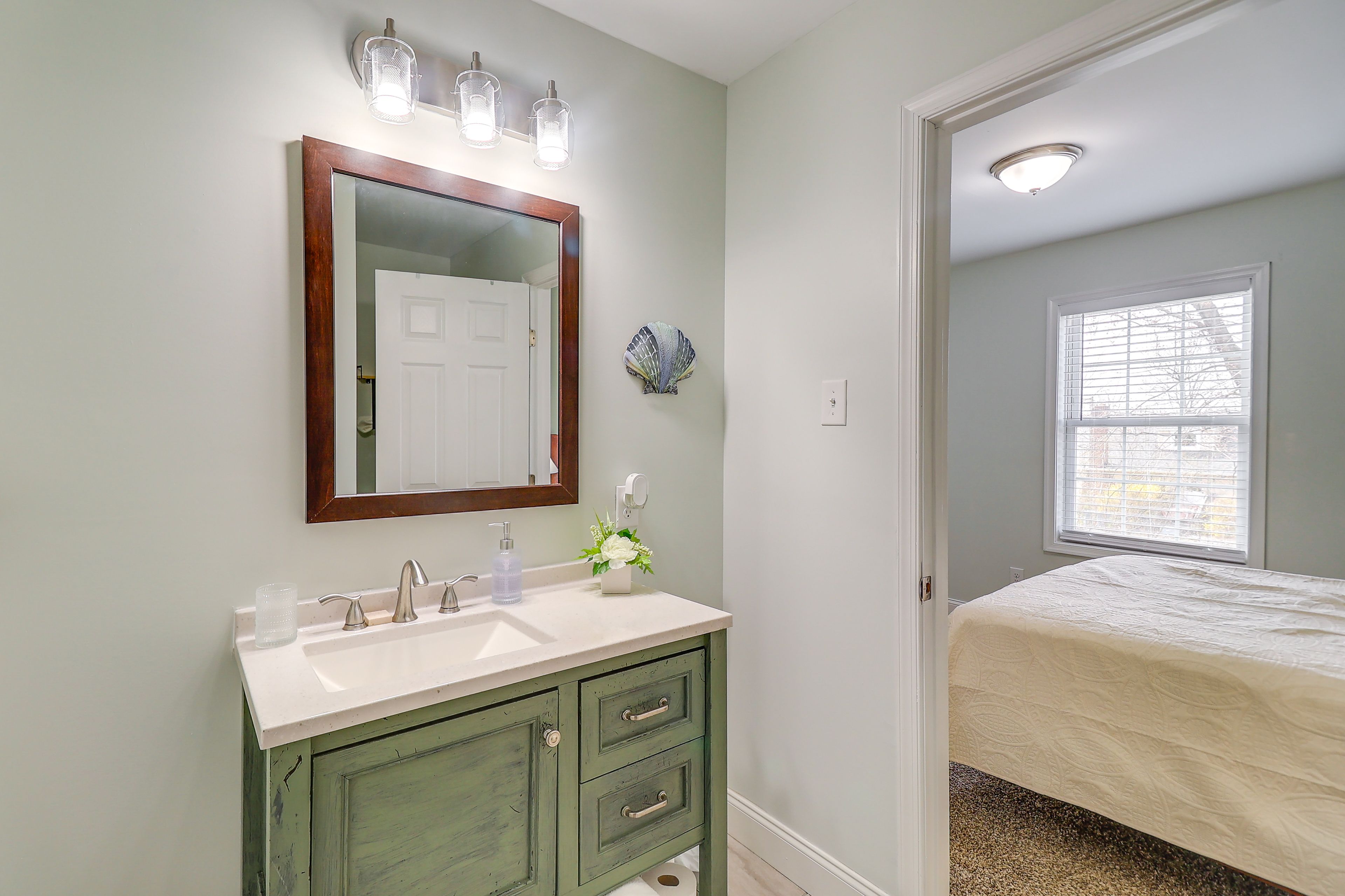 Full Bathroom | 2nd Floor