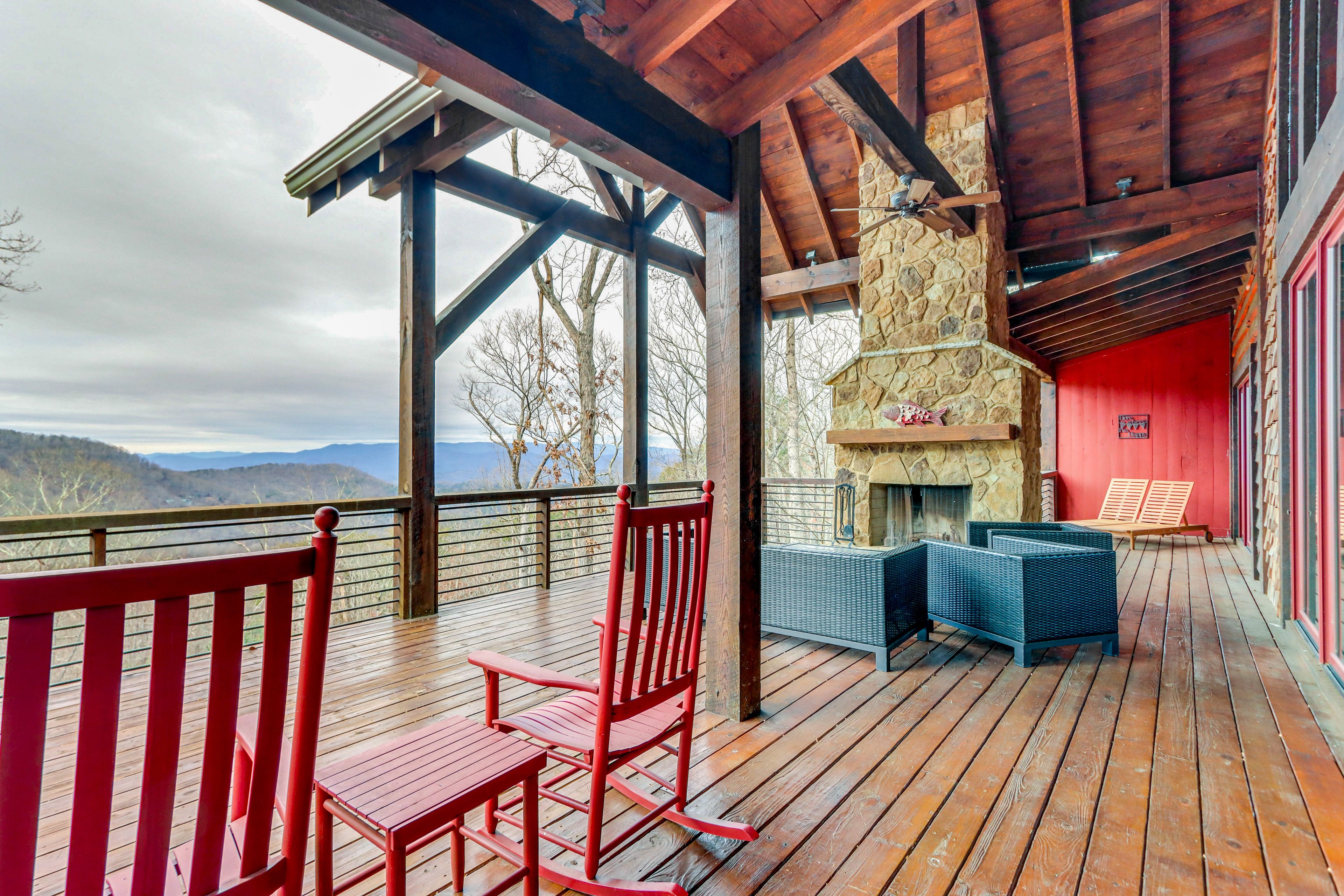 Blue Ridge Vacation Rental | 3BR | 4BA | 3,516 Sq Ft | 5 Steps Required