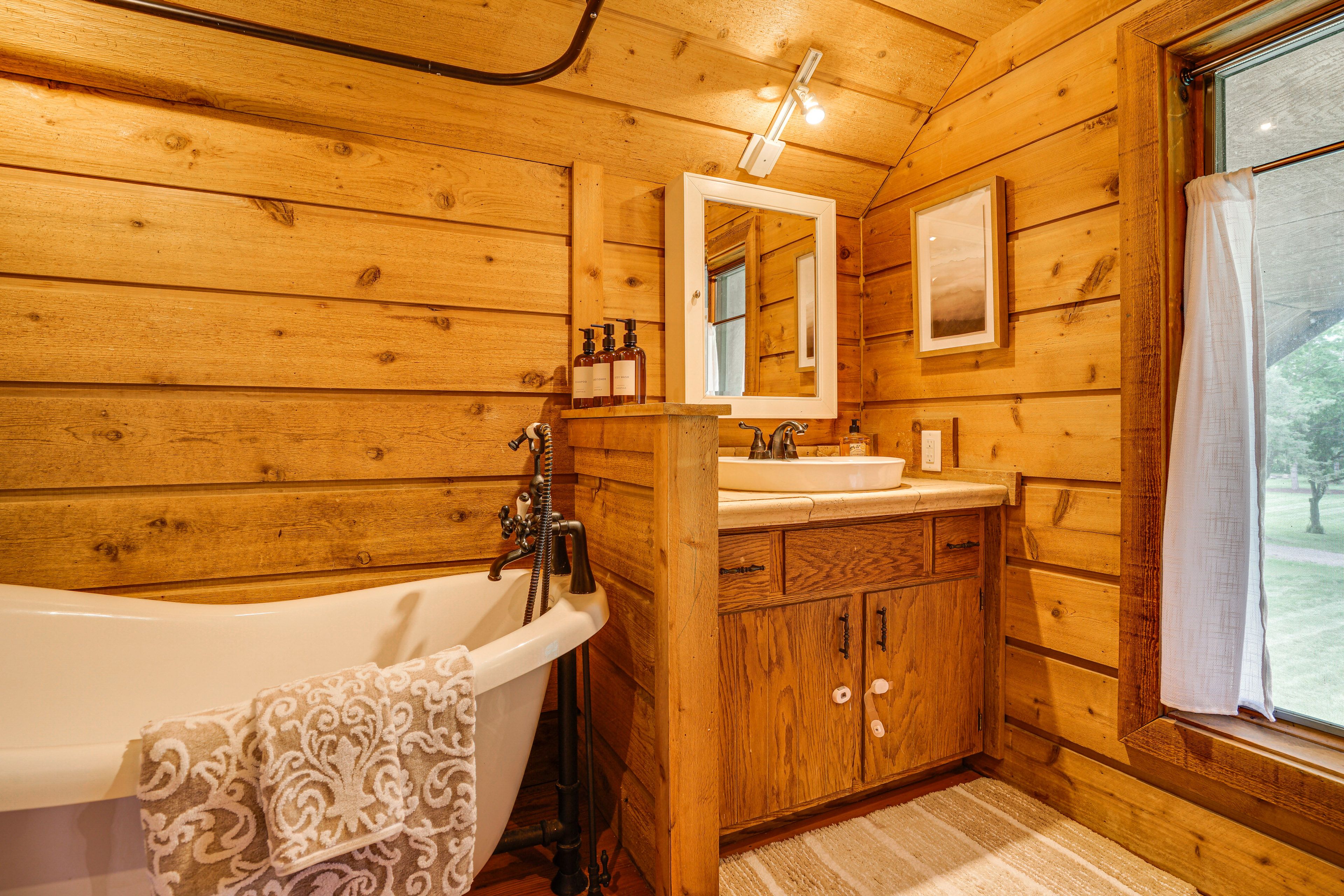 Full Bathroom | Towels Provided | 2nd Floor