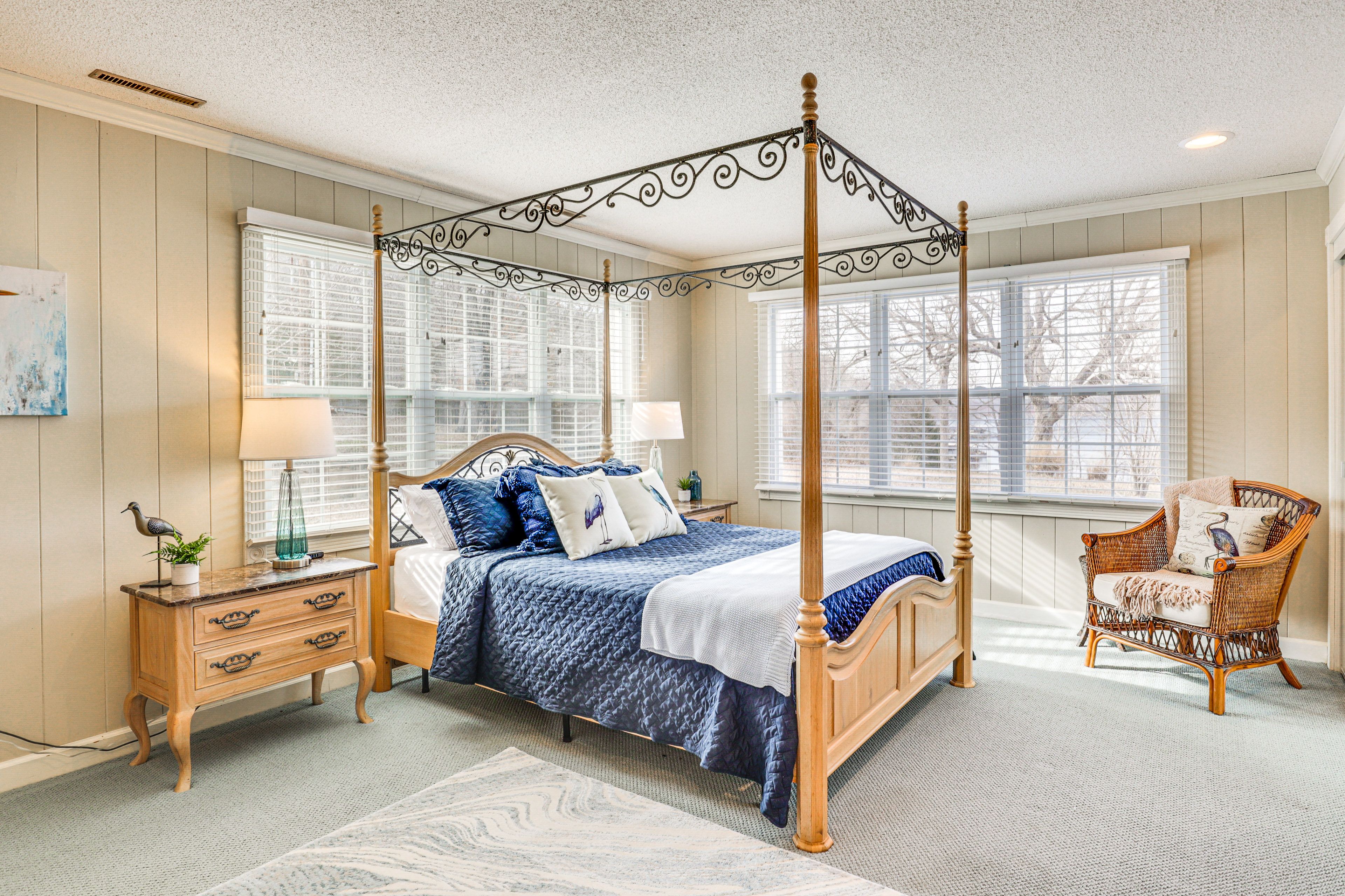 Bedroom 1 | Queen Bed | En-Suite Bathroom | Smart TV | 1st Floor