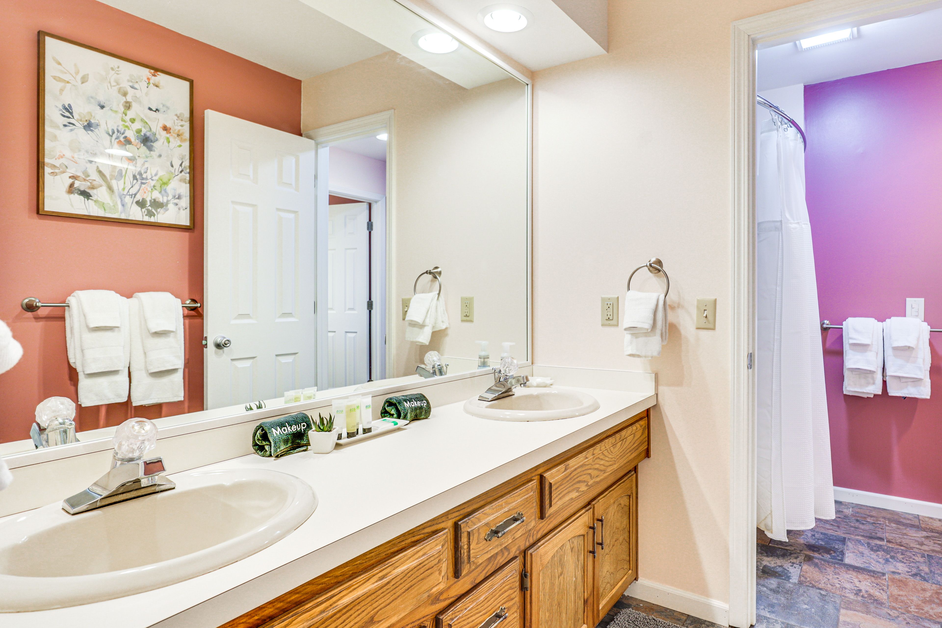 Full Bathroom | Bathtub/Shower | 2nd Floor