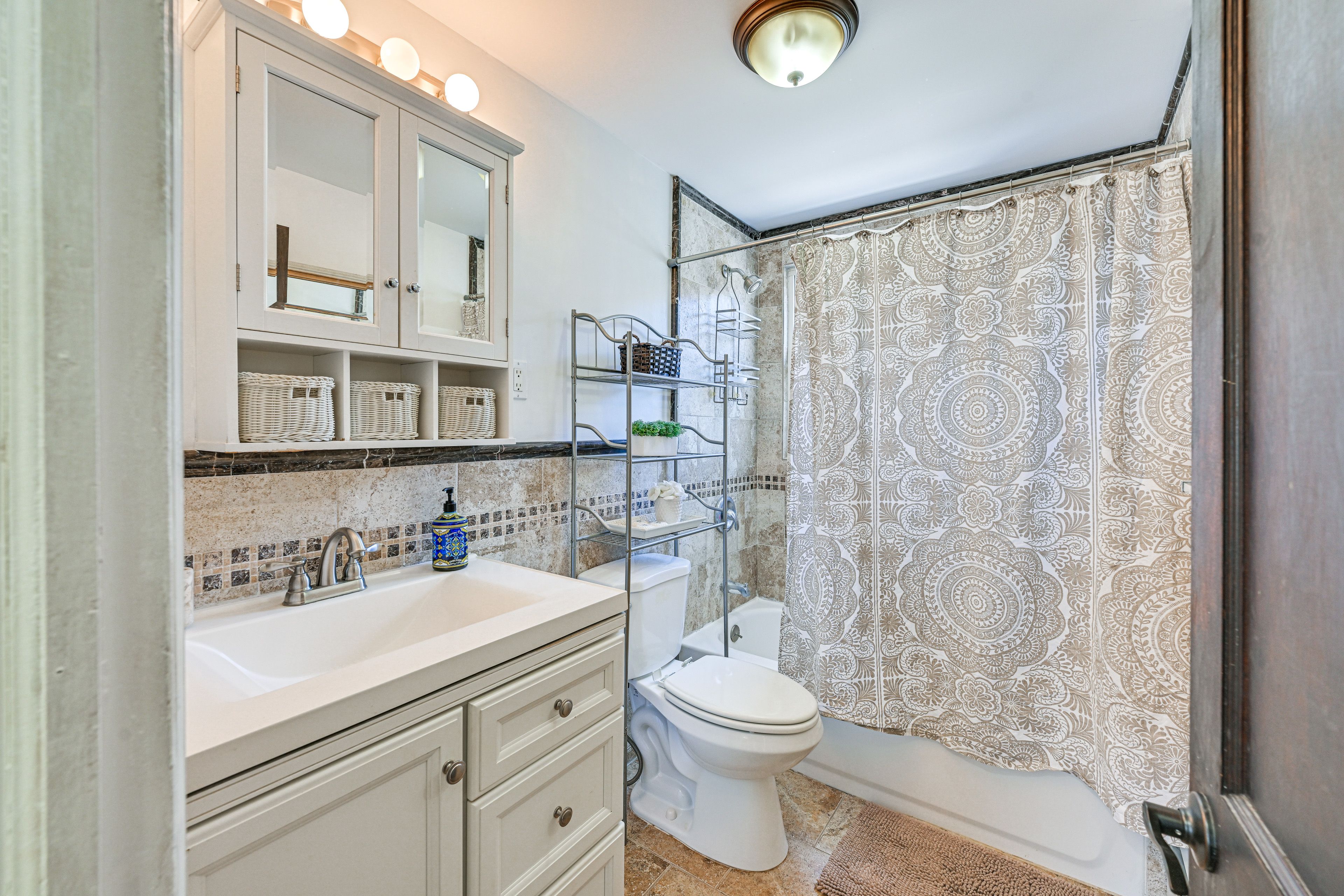 Full Bathroom | Complimentary Toiletries