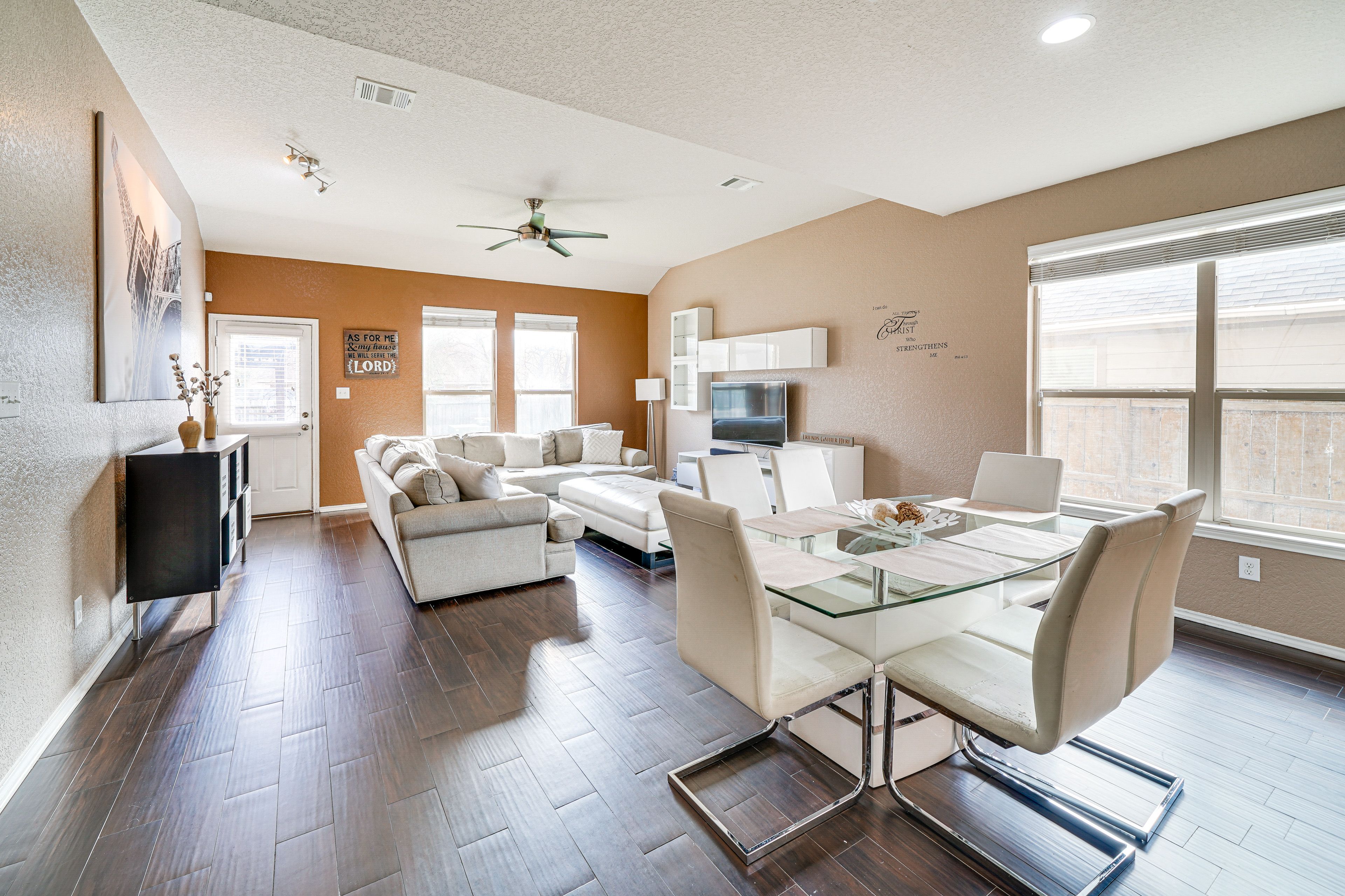 San Antonio Vacation Rental | 4BR | 2.5BA | 2,300 Sq Ft | 2 Steps to Enter